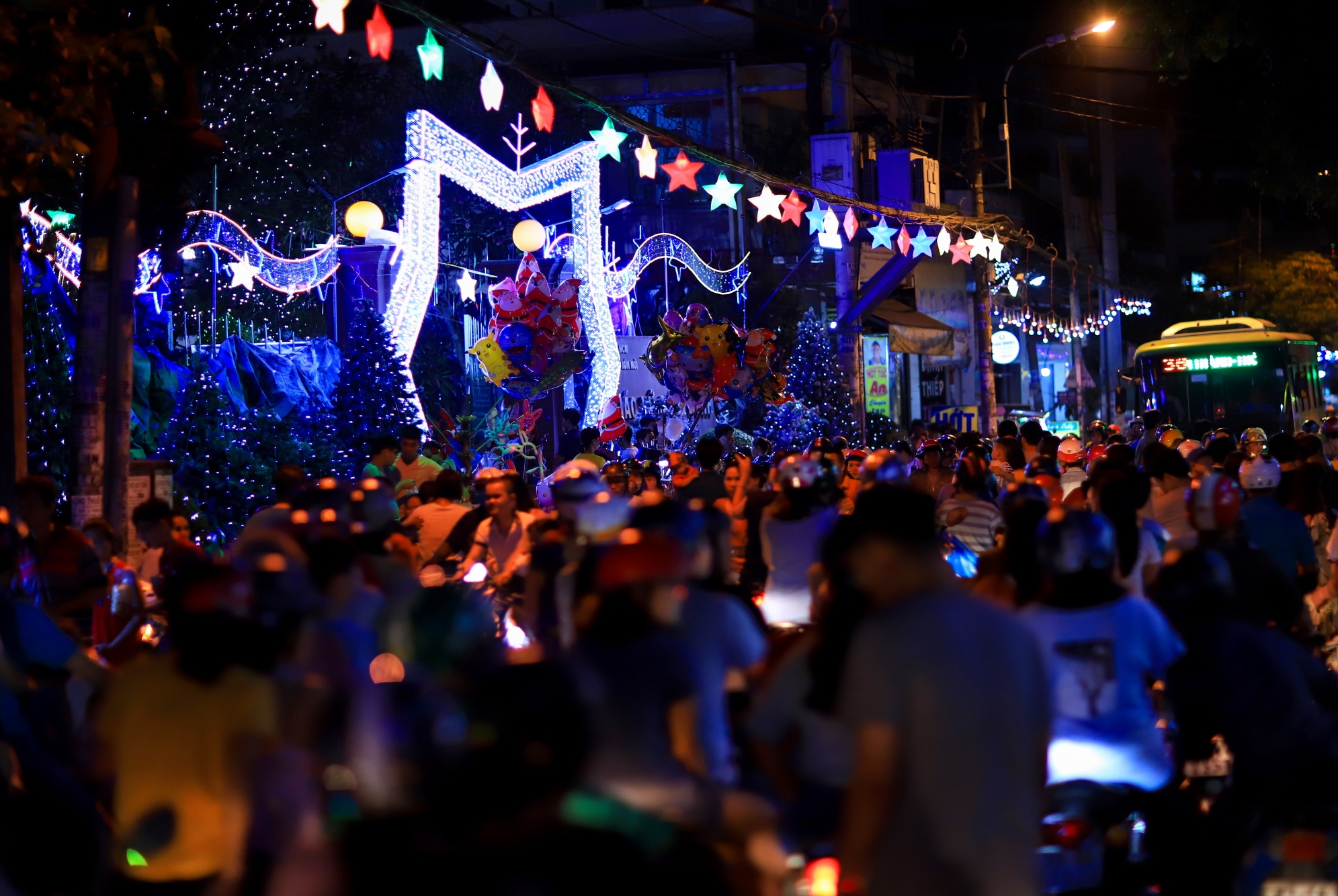 Xom dao Go Vap lung linh trong mua Giang Sinh anh 1