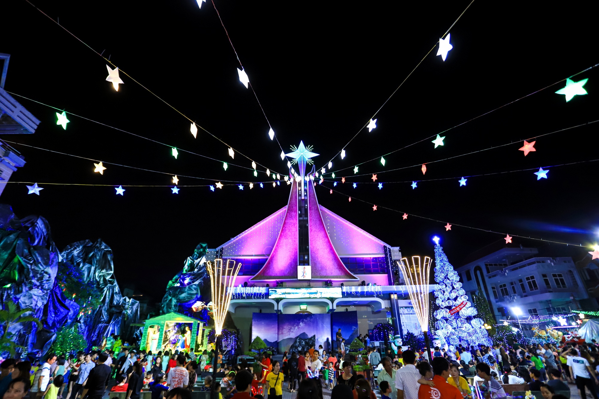 Xom dao Go Vap lung linh trong mua Giang Sinh anh 4