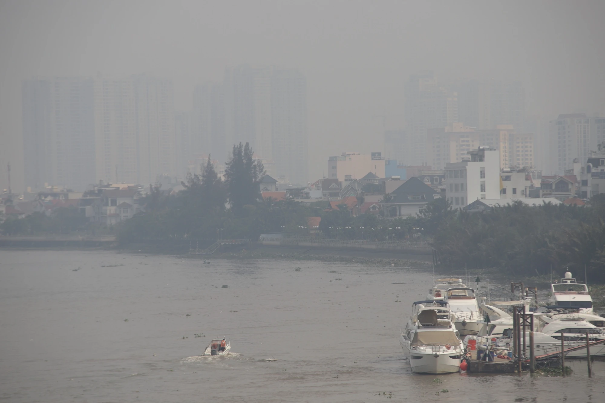 TP.HCM lai mu mit trong lop suong mu dac quanh anh 4