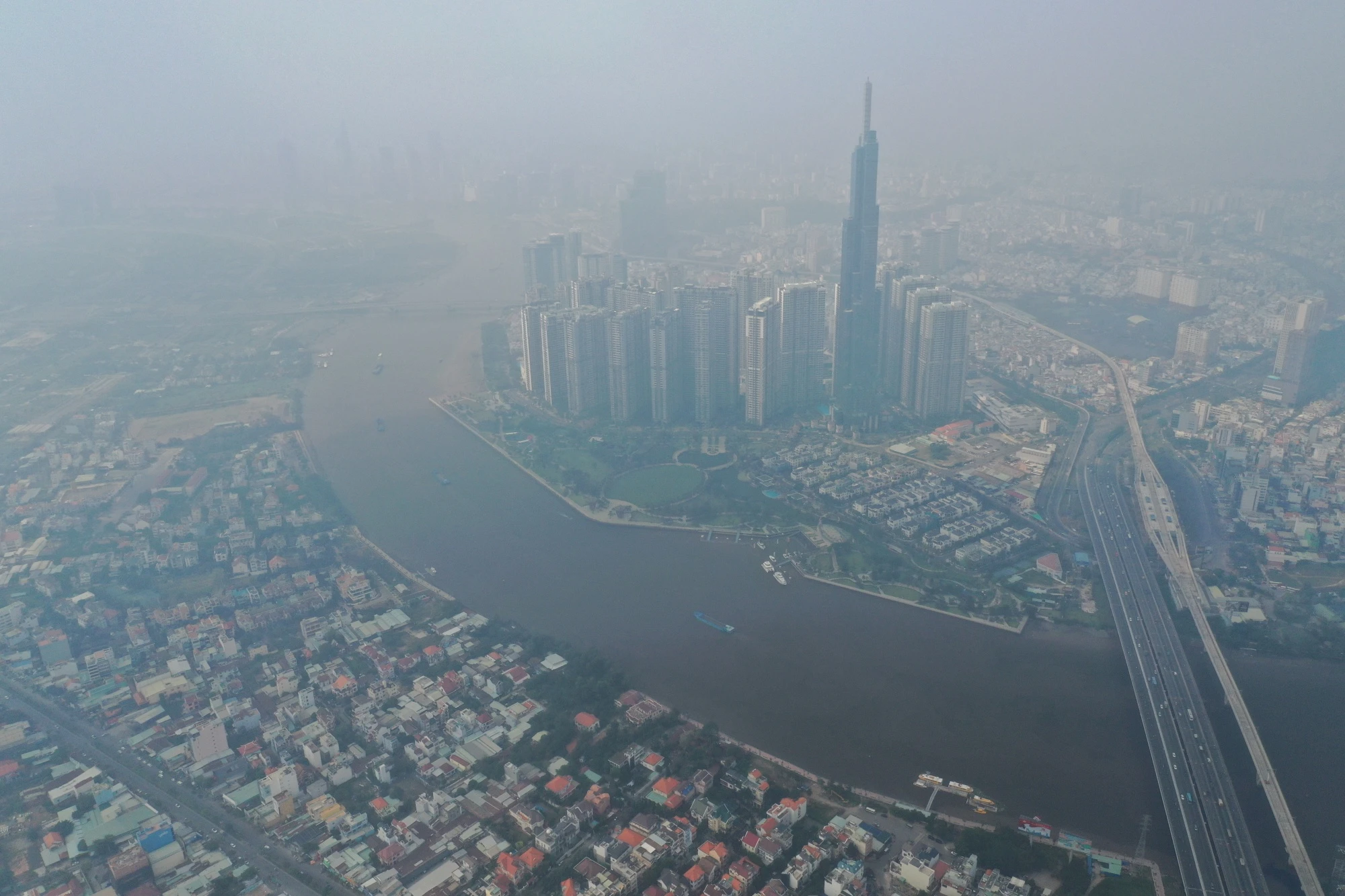 TP.HCM lai mu mit trong lop suong mu dac quanh anh 2