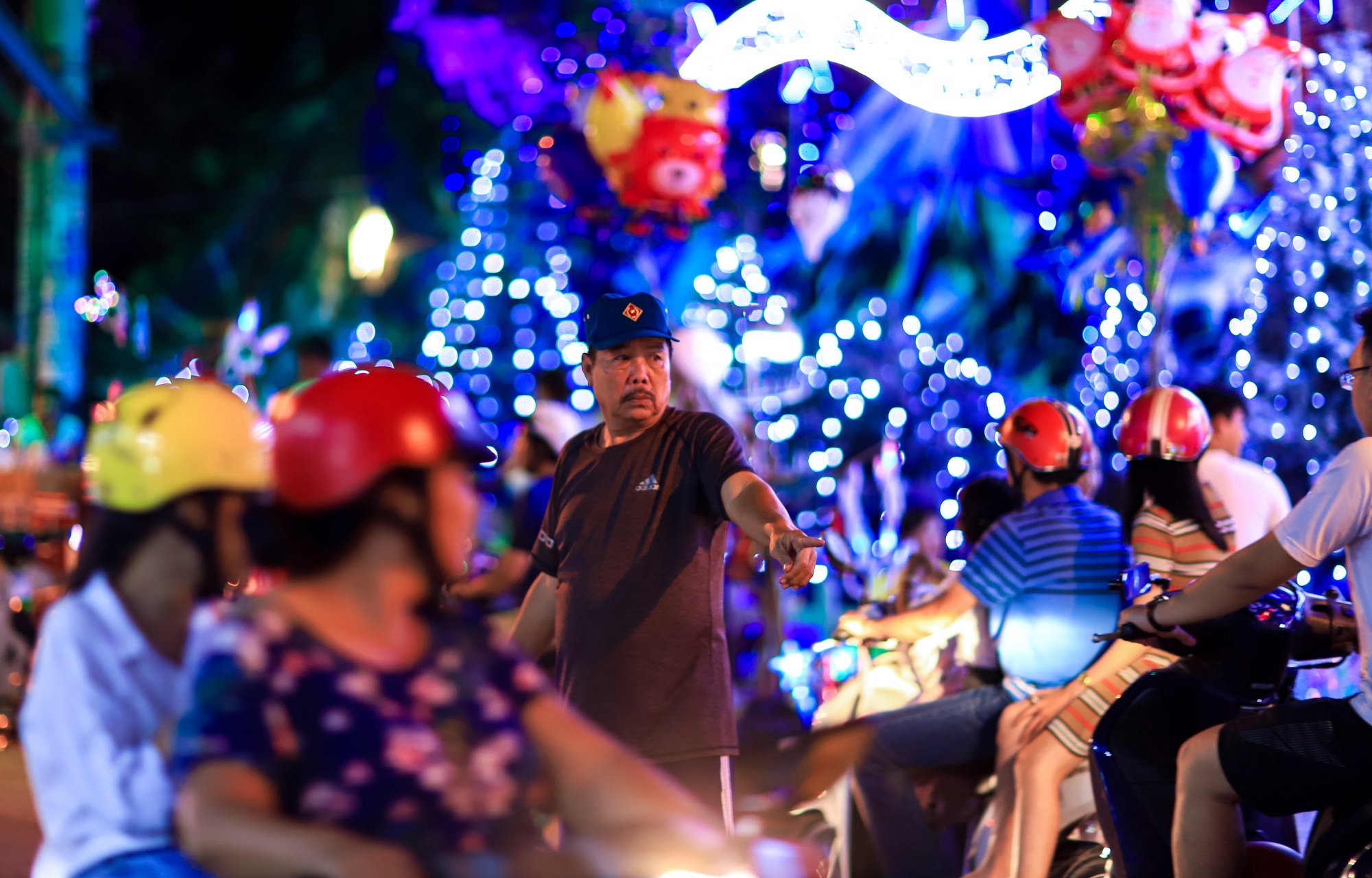 Xom dao Go Vap lung linh trong mua Giang Sinh anh 2