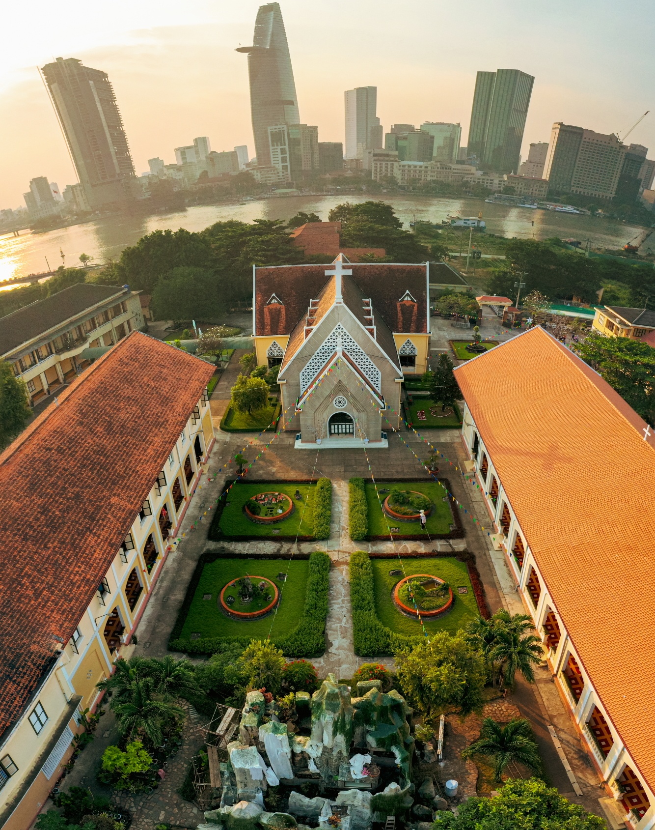 Ben Trong Nha tho va Tu vien Thu Thiem vua duoc xep hang di tich anh 3