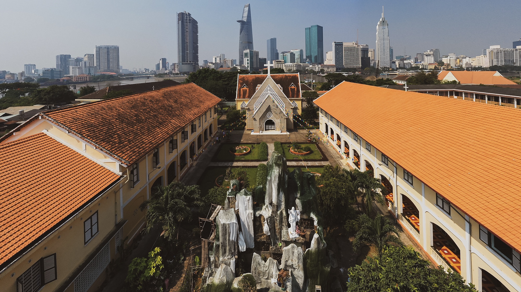 Ben trong Nha tho va Tu vien Thu Thiem vua duoc xep hang di tich hinh anh