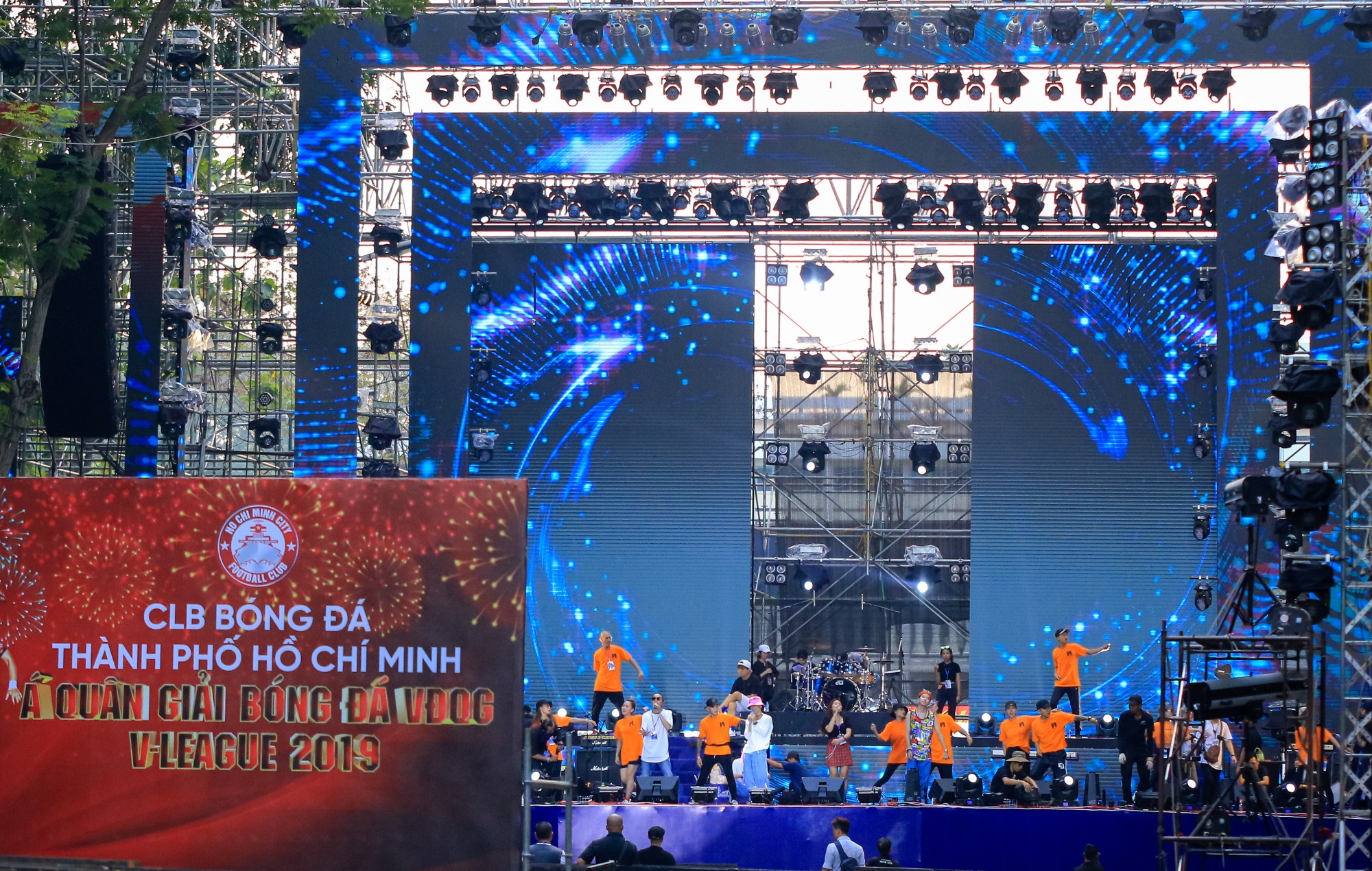 San khau hoanh trang dien ra dem dai nhac hoi cuoi nam o TP.HCM anh 2