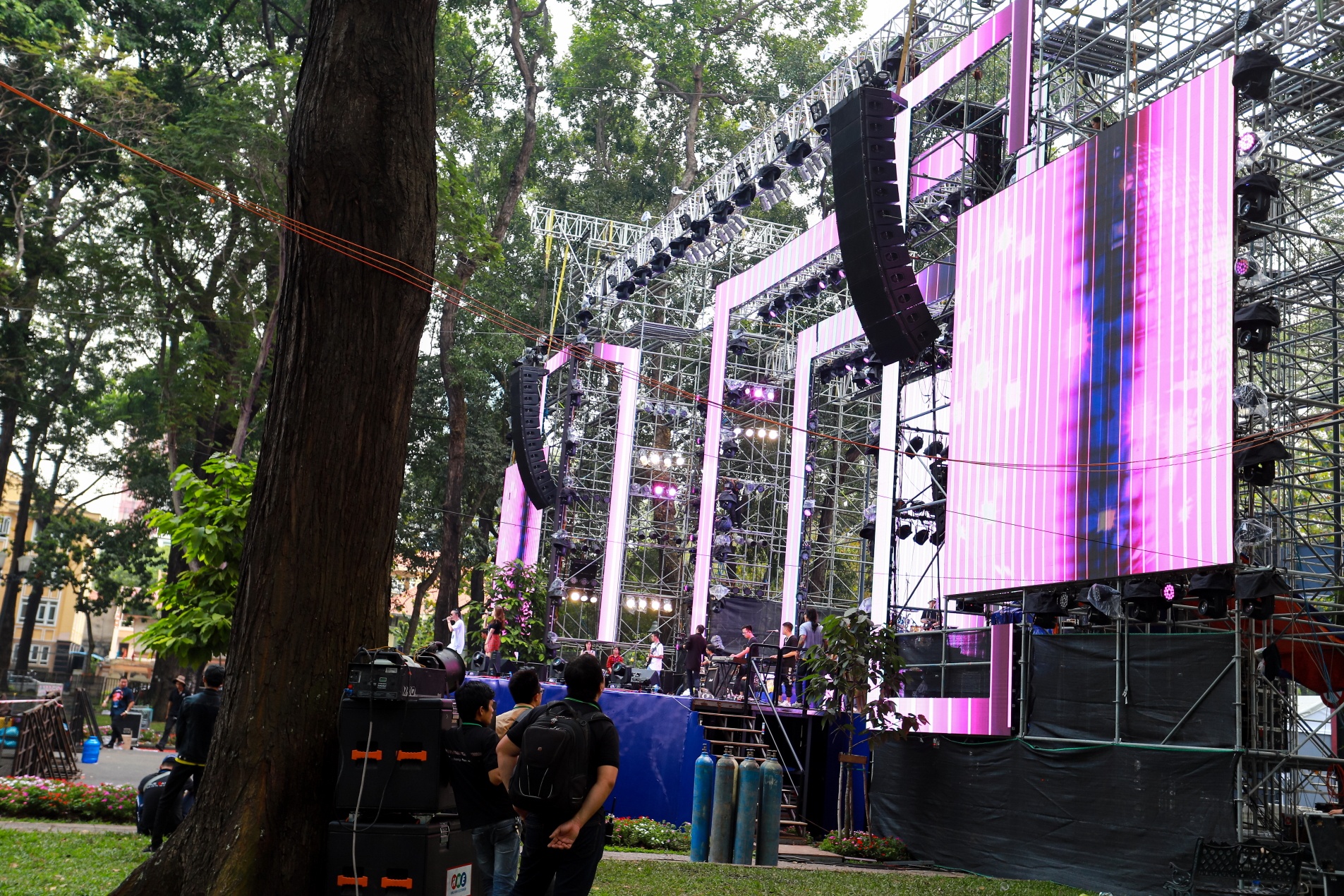 San khau hoanh trang dien ra dem dai nhac hoi cuoi nam o TP.HCM anh 3