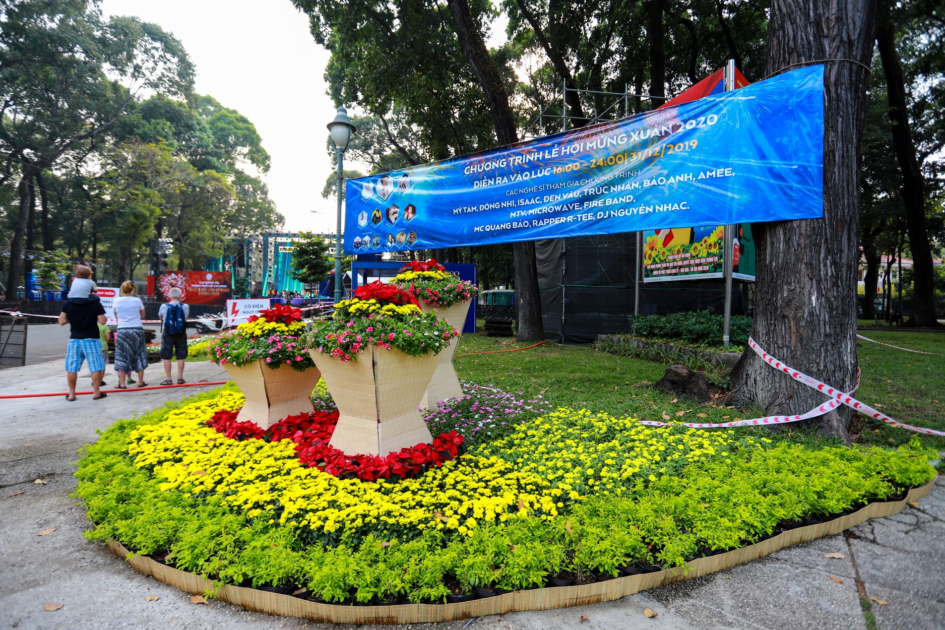 San khau hoanh trang dien ra dem dai nhac hoi cuoi nam o TP.HCM anh 1