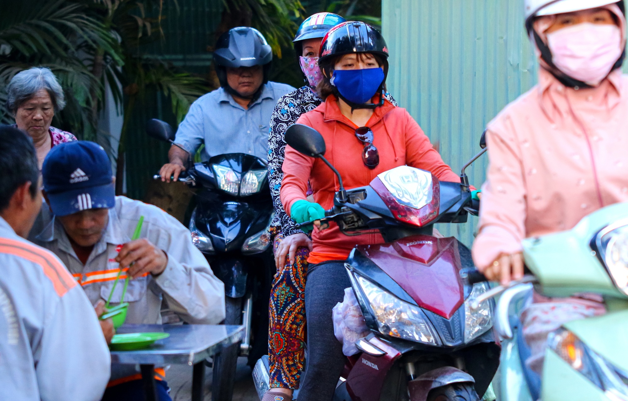 Nguoi dan TP.HCM kho so trong vong vay “lo cot” thoi diem cuoi nam. anh 8