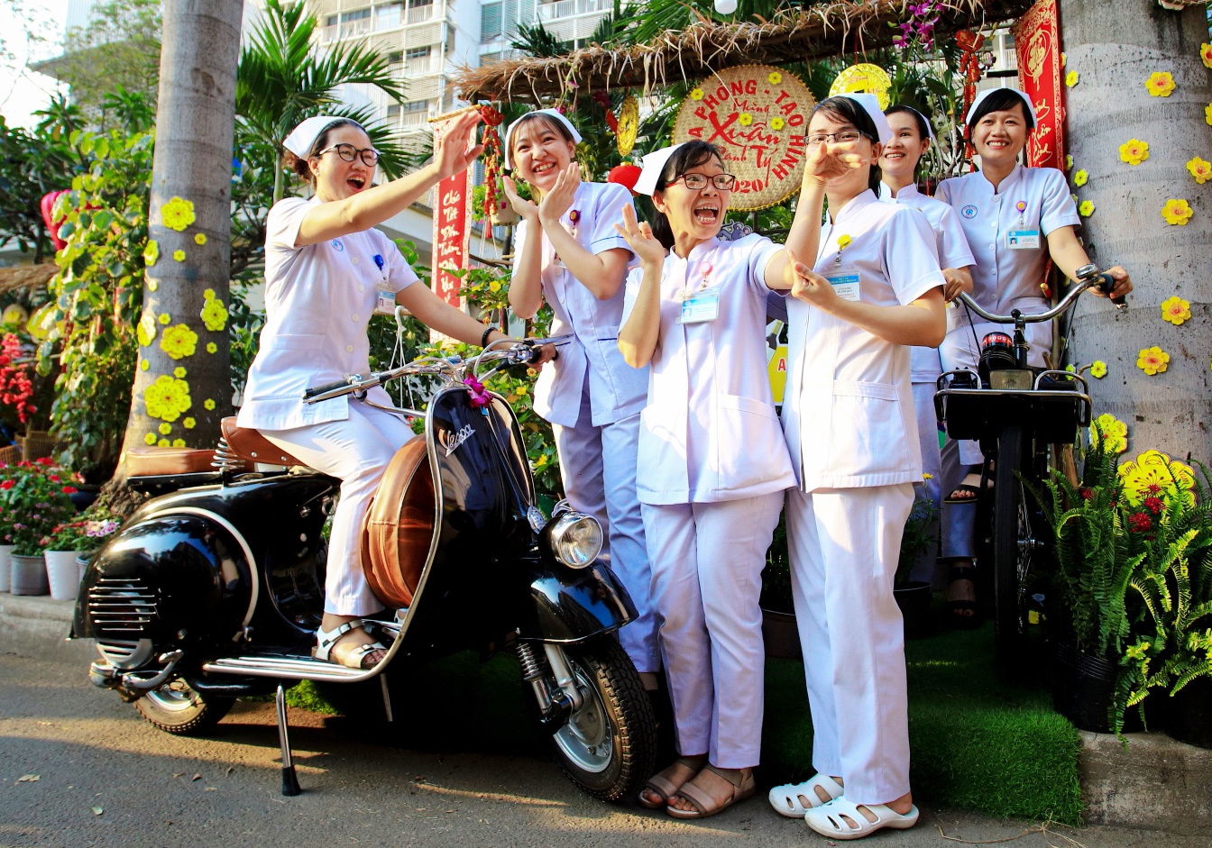 Duong hoa Tet sac mau trong Benh vien Cho Ray hinh anh