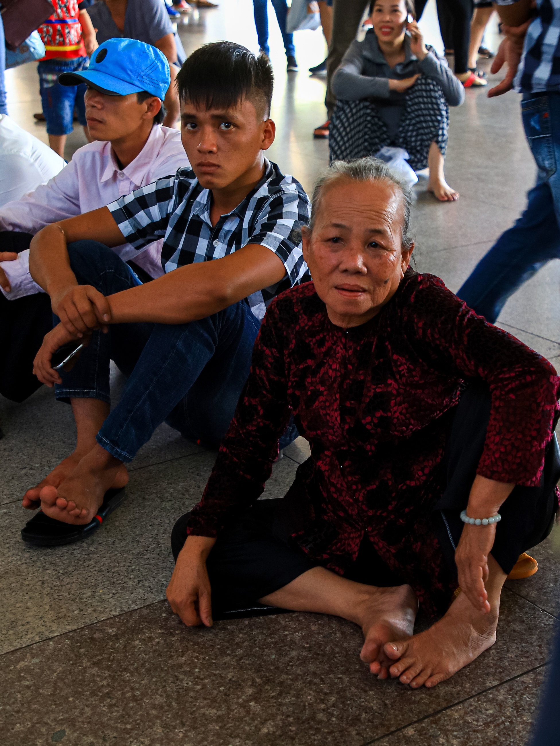 Rung nguoi don Viet kieu ve que an tet tai ga quoc te Tan Son Nhat anh 5