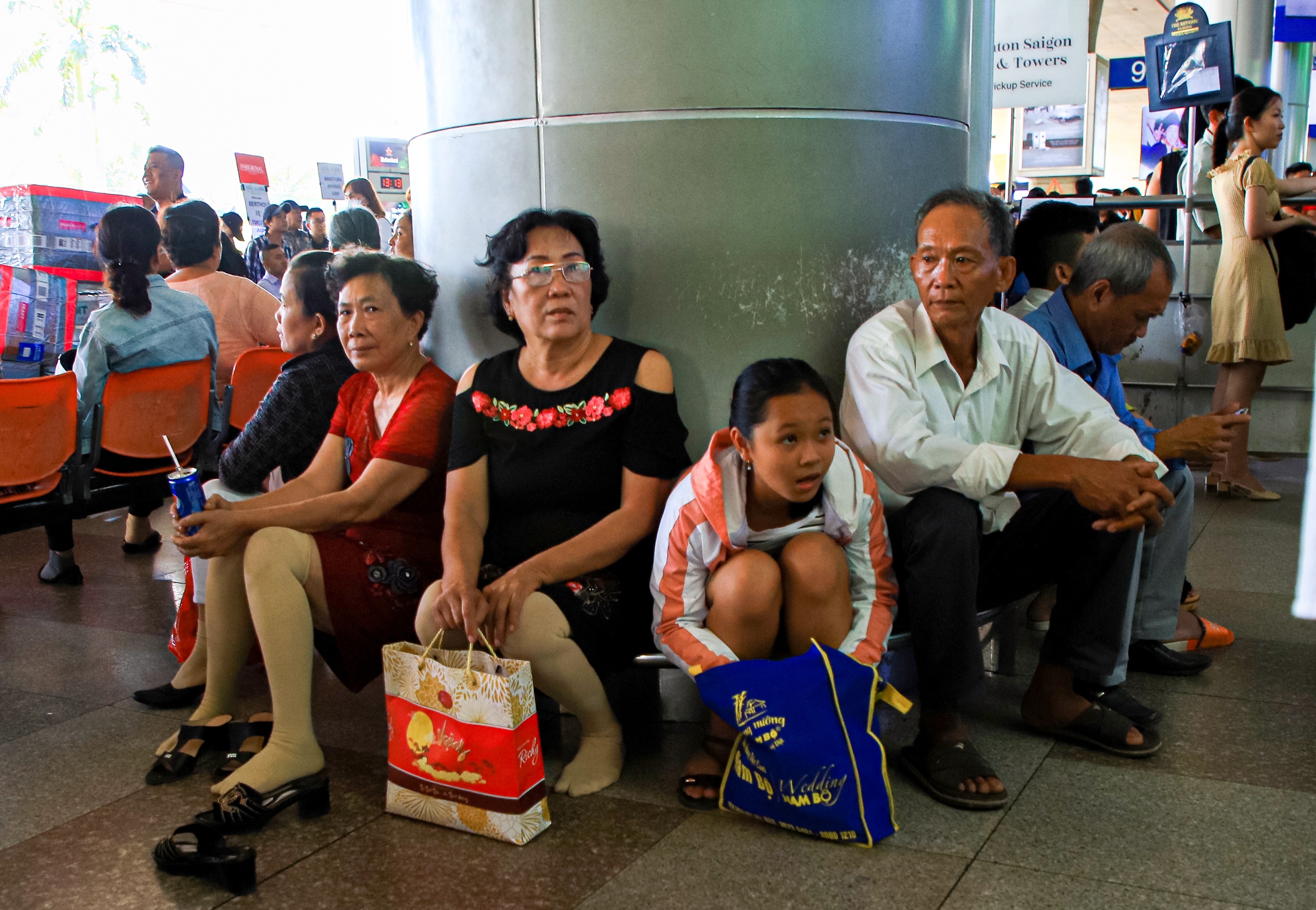 Rung nguoi don Viet kieu ve que an tet tai ga quoc te Tan Son Nhat anh 4