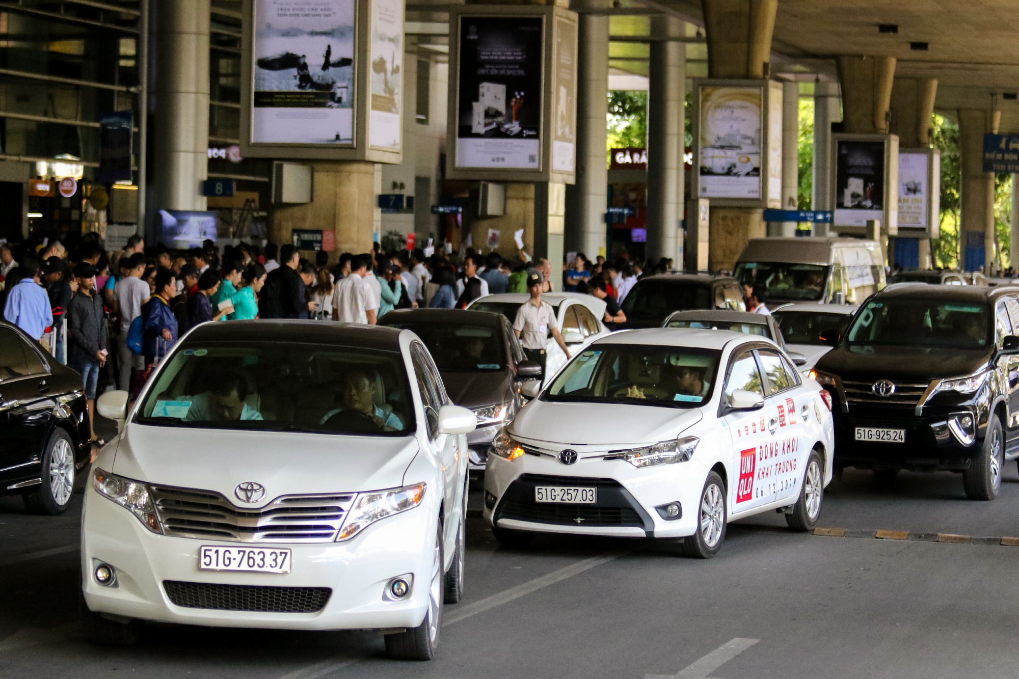 Rung nguoi don Viet kieu ve que an tet tai ga quoc te Tan Son Nhat anh 10