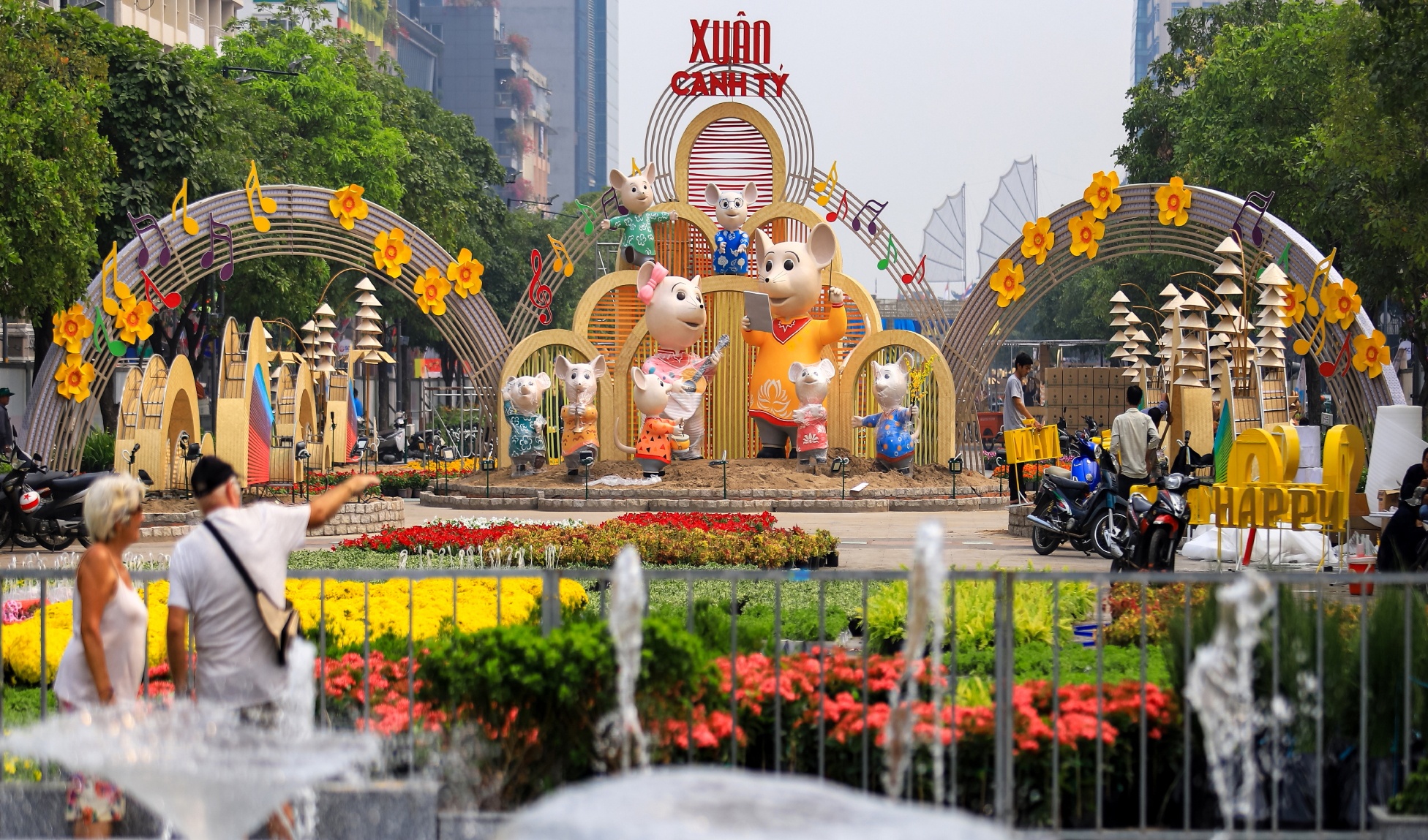 Duong hoa Nguyen Hue ruc ro sac mau truoc ngay khai mac hinh anh