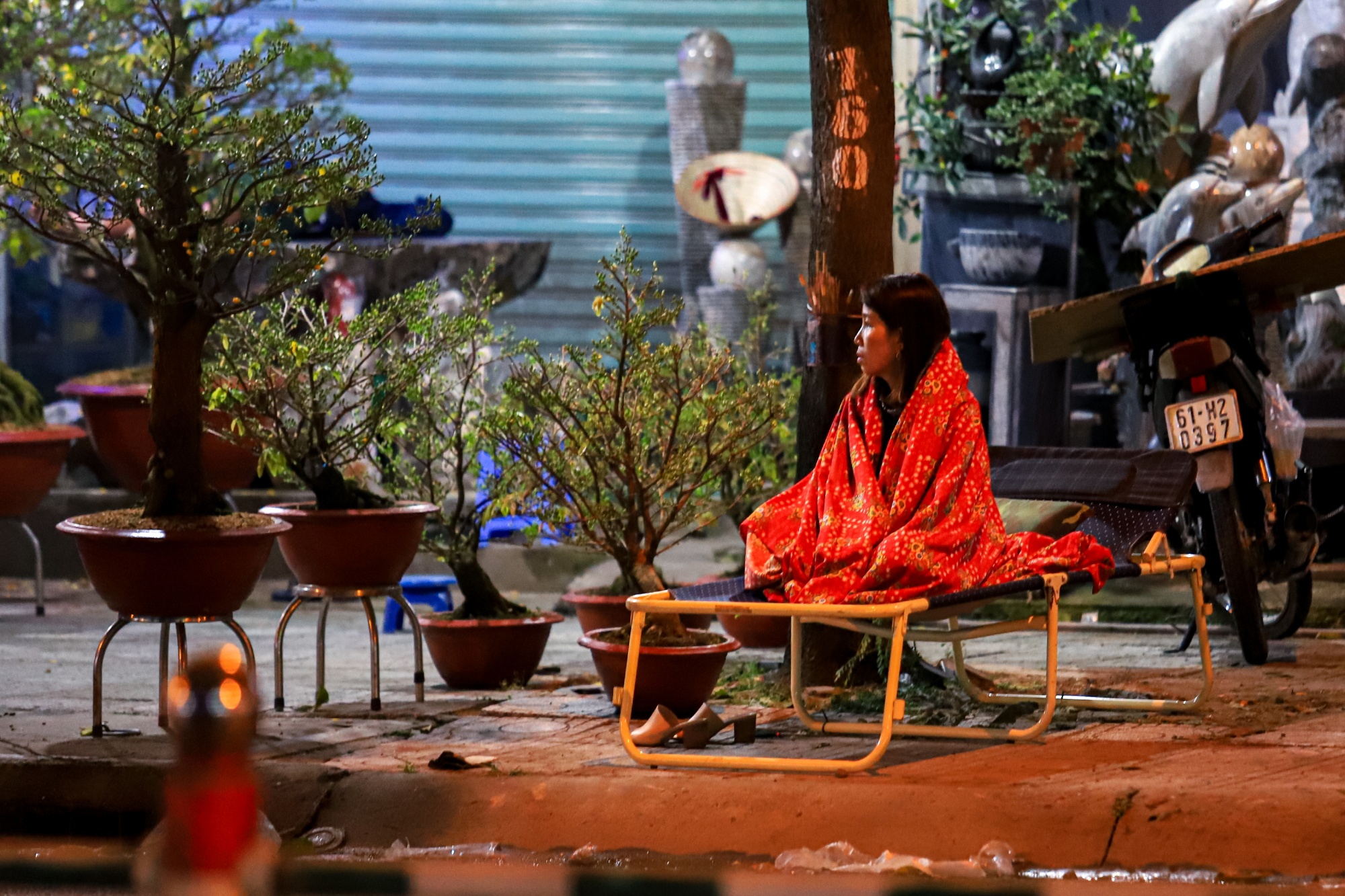 Tieu thuong va vat thuc thau dem canh hoa Tet o Sai Gon anh 17