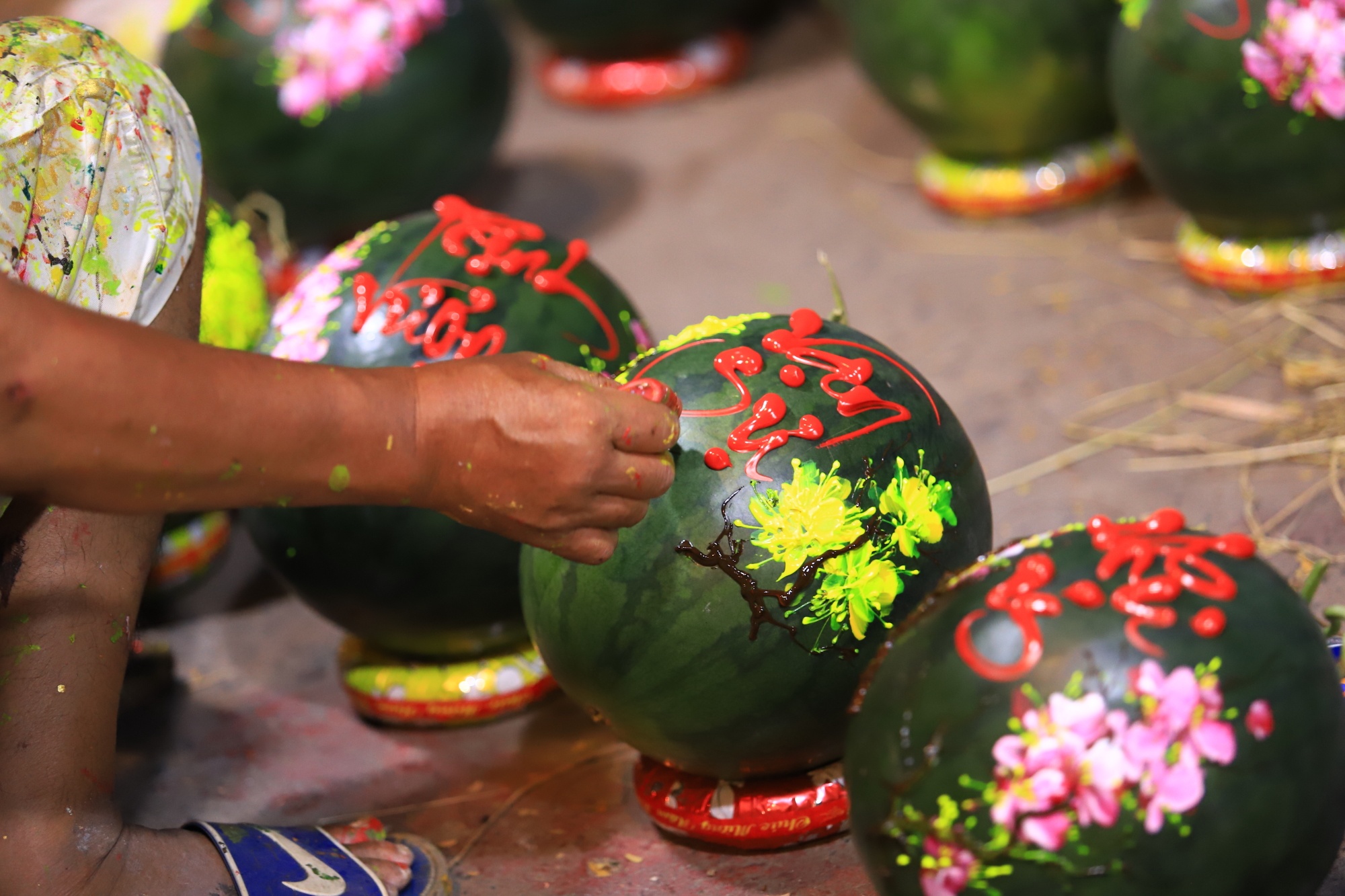 Tieu thuong va vat thuc thau dem canh hoa Tet o Sai Gon anh 16