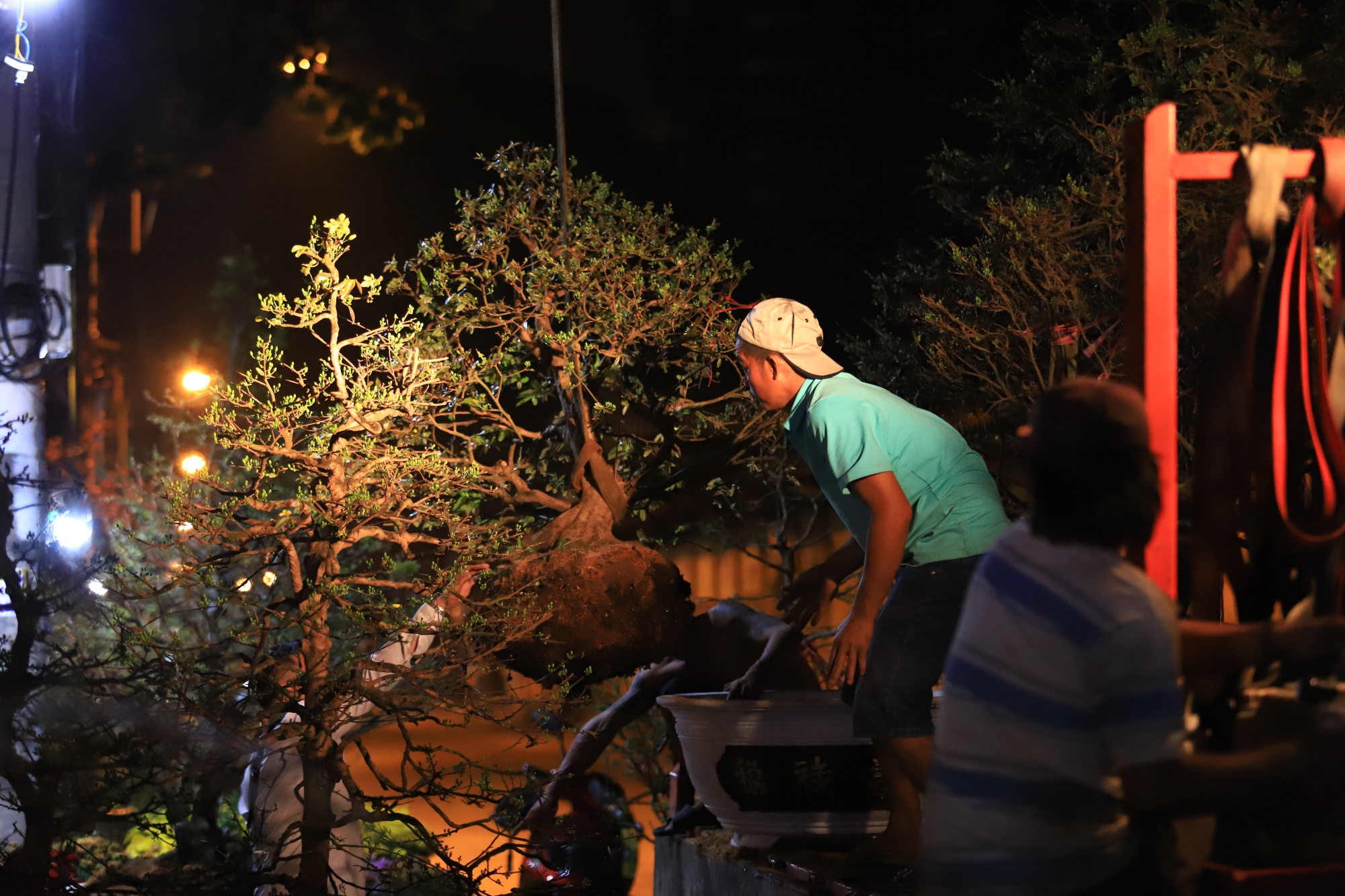 Tieu thuong va vat thuc thau dem canh hoa Tet o Sai Gon anh 2