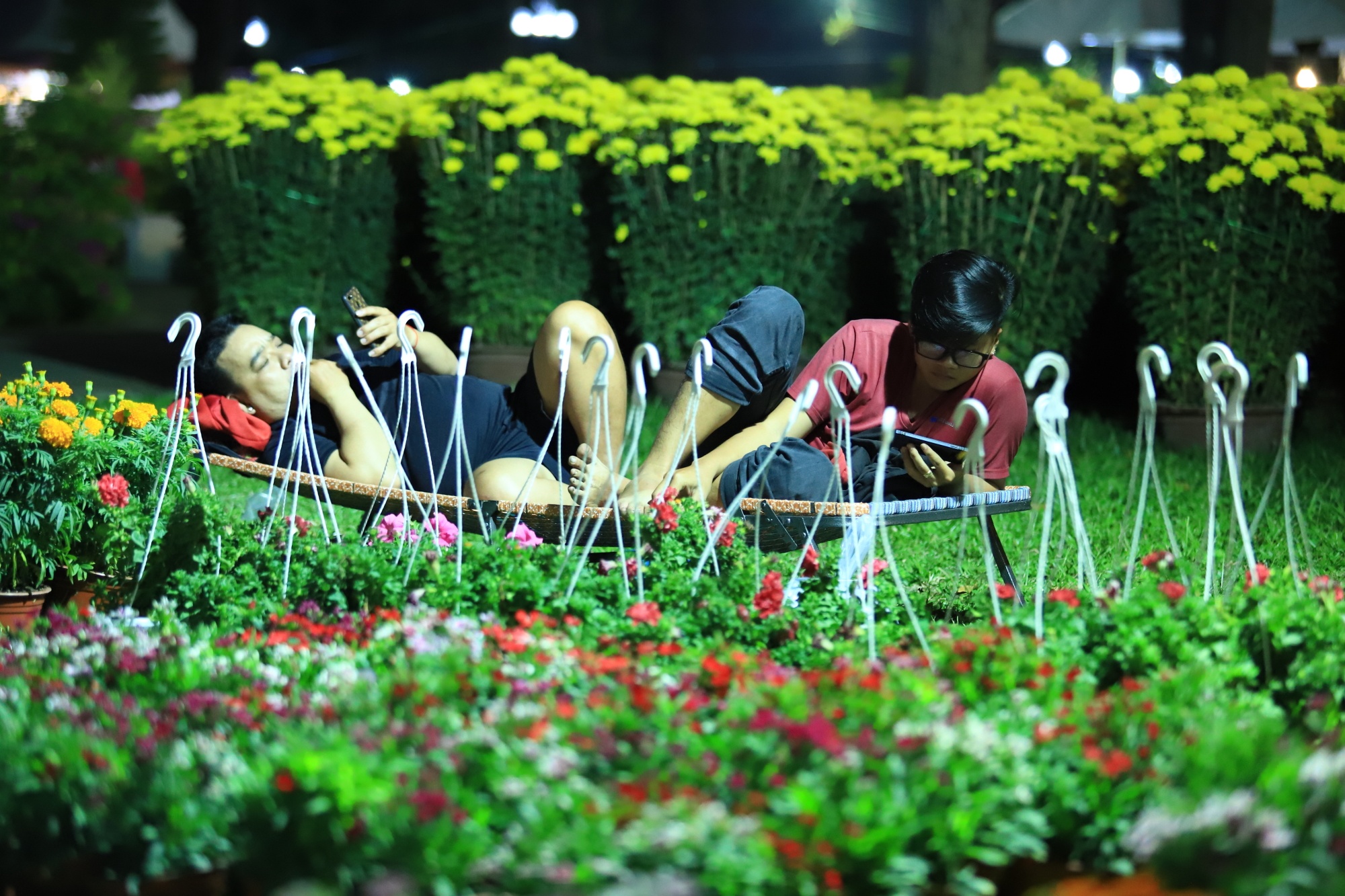 Tieu thuong va vat thuc thau dem canh hoa Tet o Sai Gon anh 10