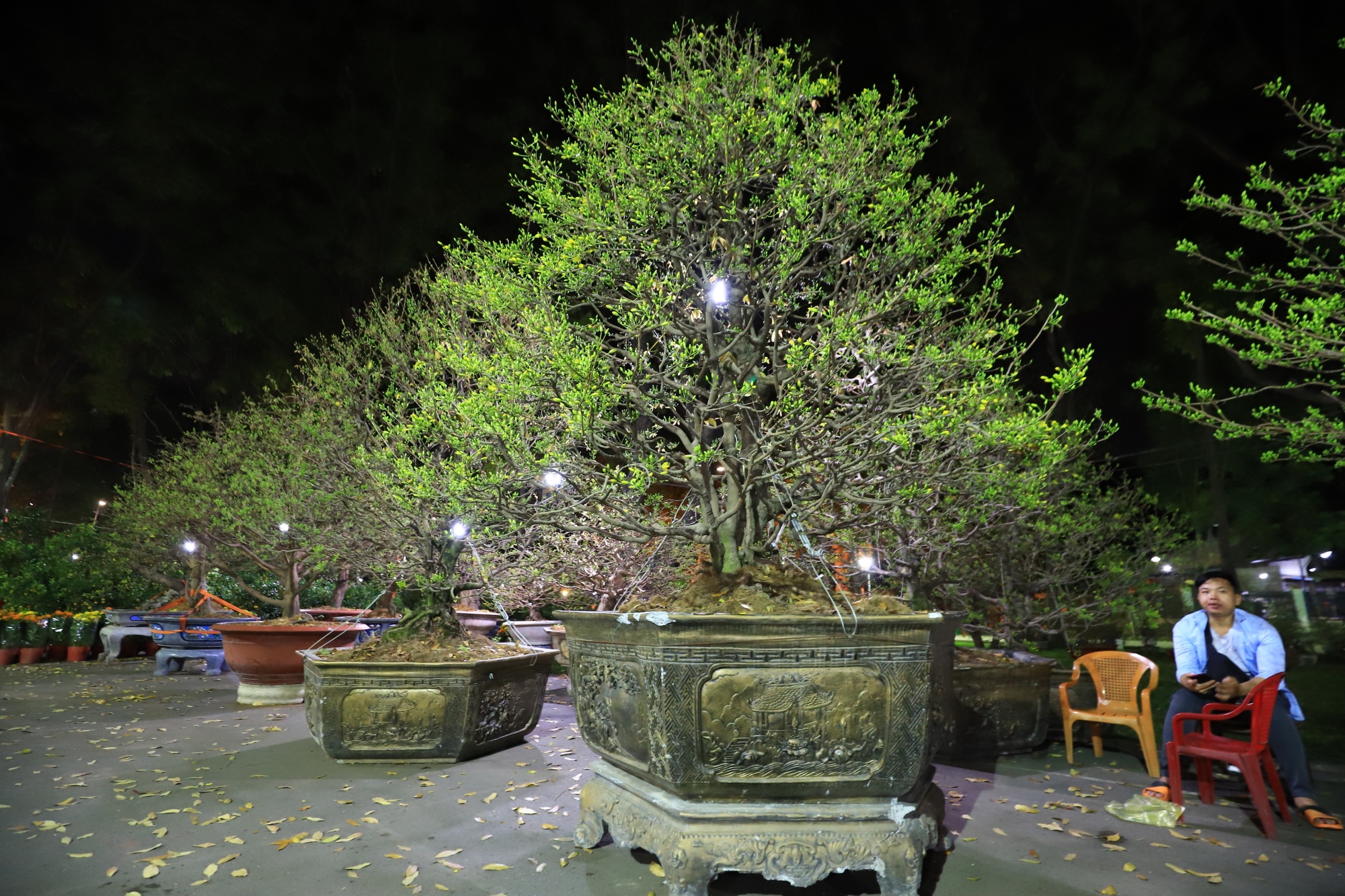 Tieu thuong va vat thuc thau dem canh hoa Tet o Sai Gon anh 9