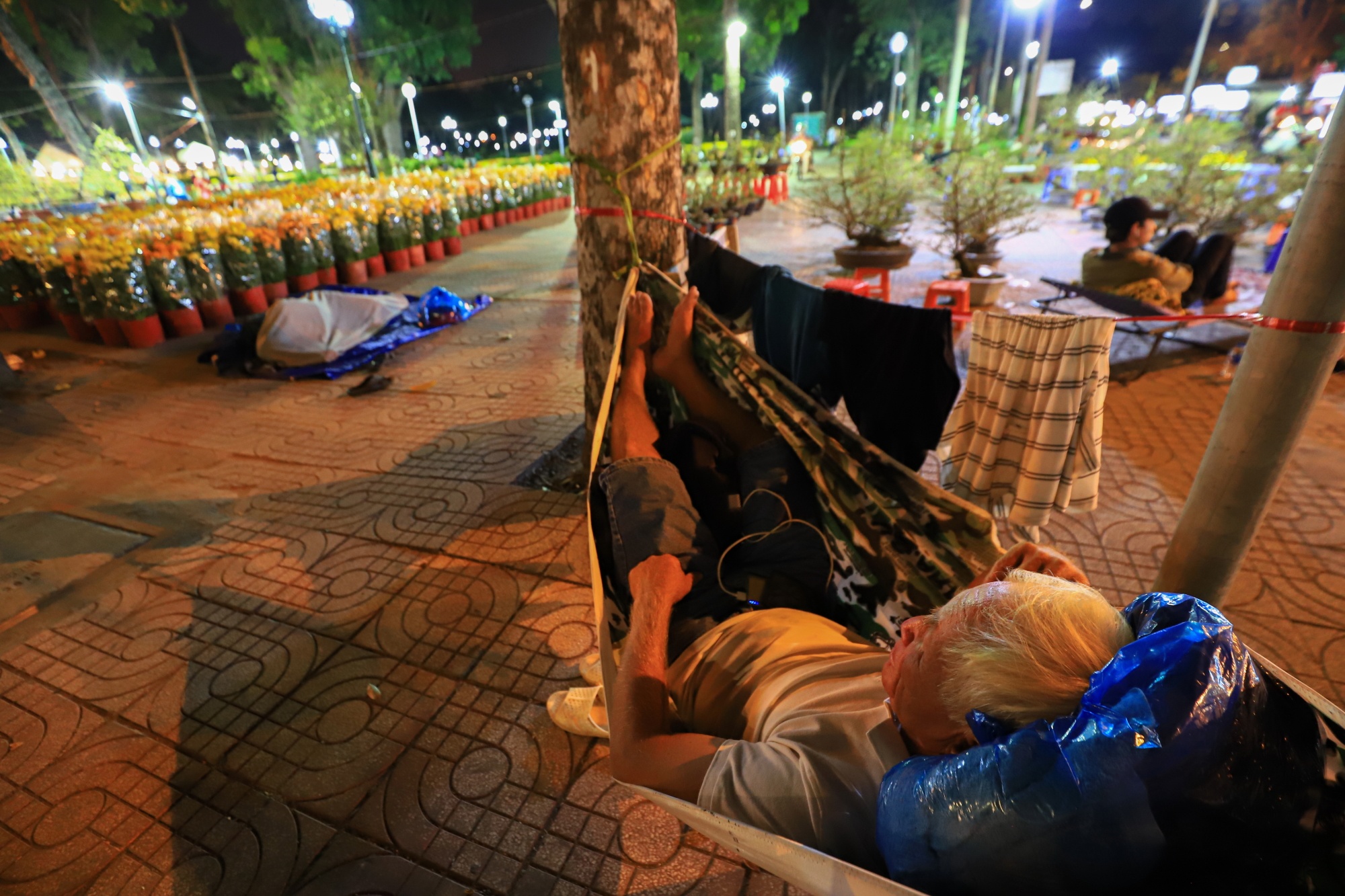 Tieu thuong va vat thuc thau dem canh hoa Tet o Sai Gon anh 11