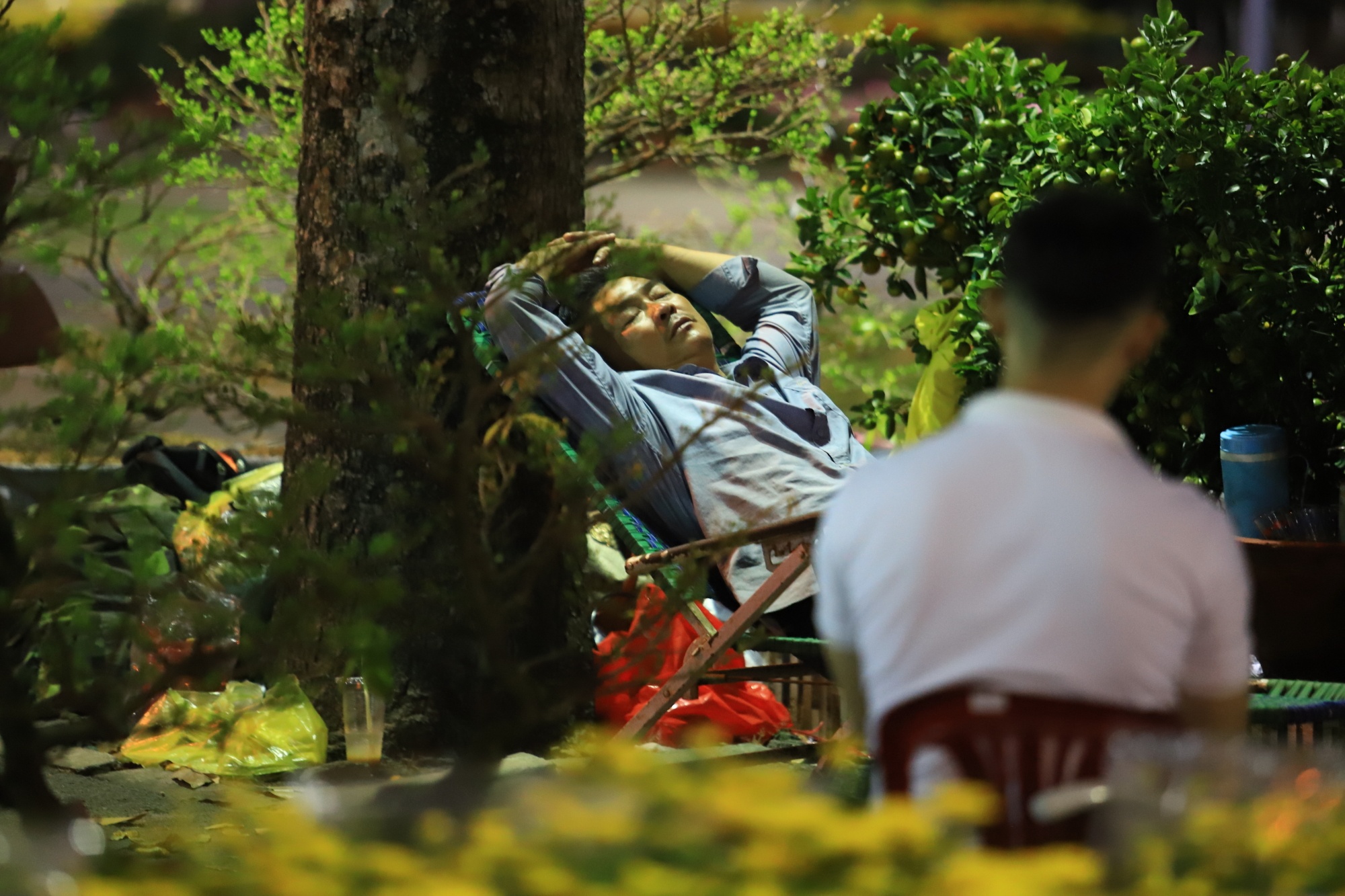 Tieu thuong va vat thuc thau dem canh hoa Tet o Sai Gon anh 15