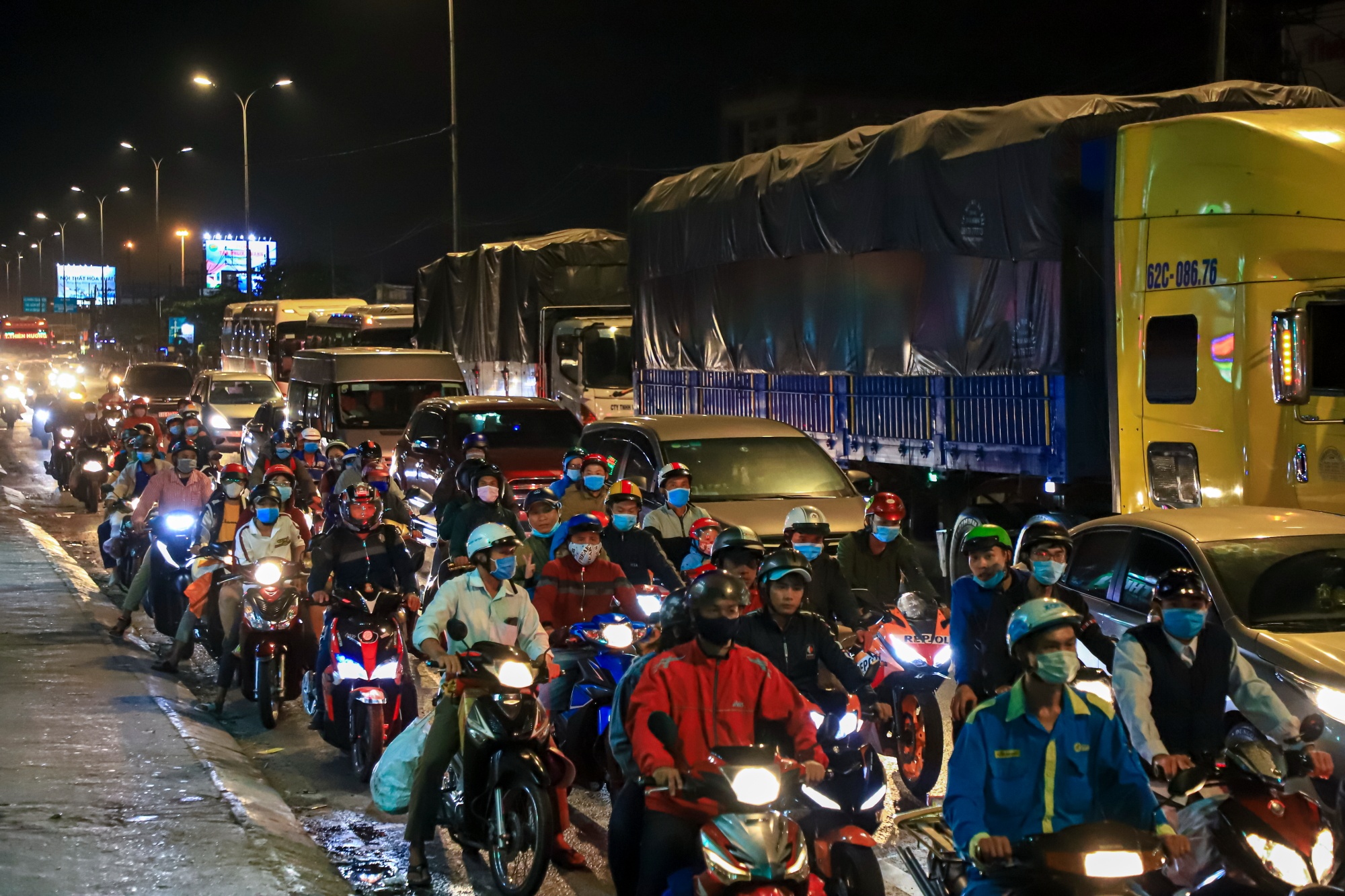 Cua ngo cao toc phia Tay TP.HCM un tac trong dem mung 5 Tet anh 5