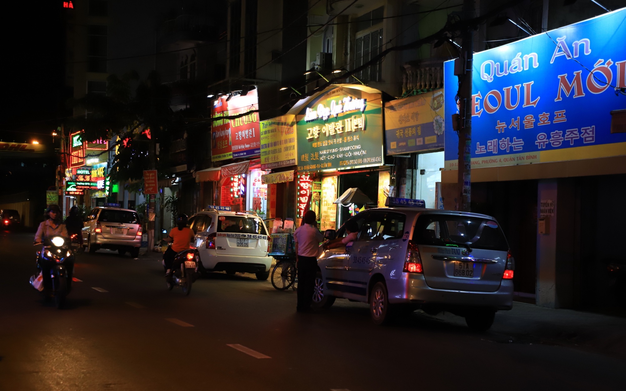 Khu nguoi Han o san bay Tan Son Nhat vang lang vi Covid-19 anh 1