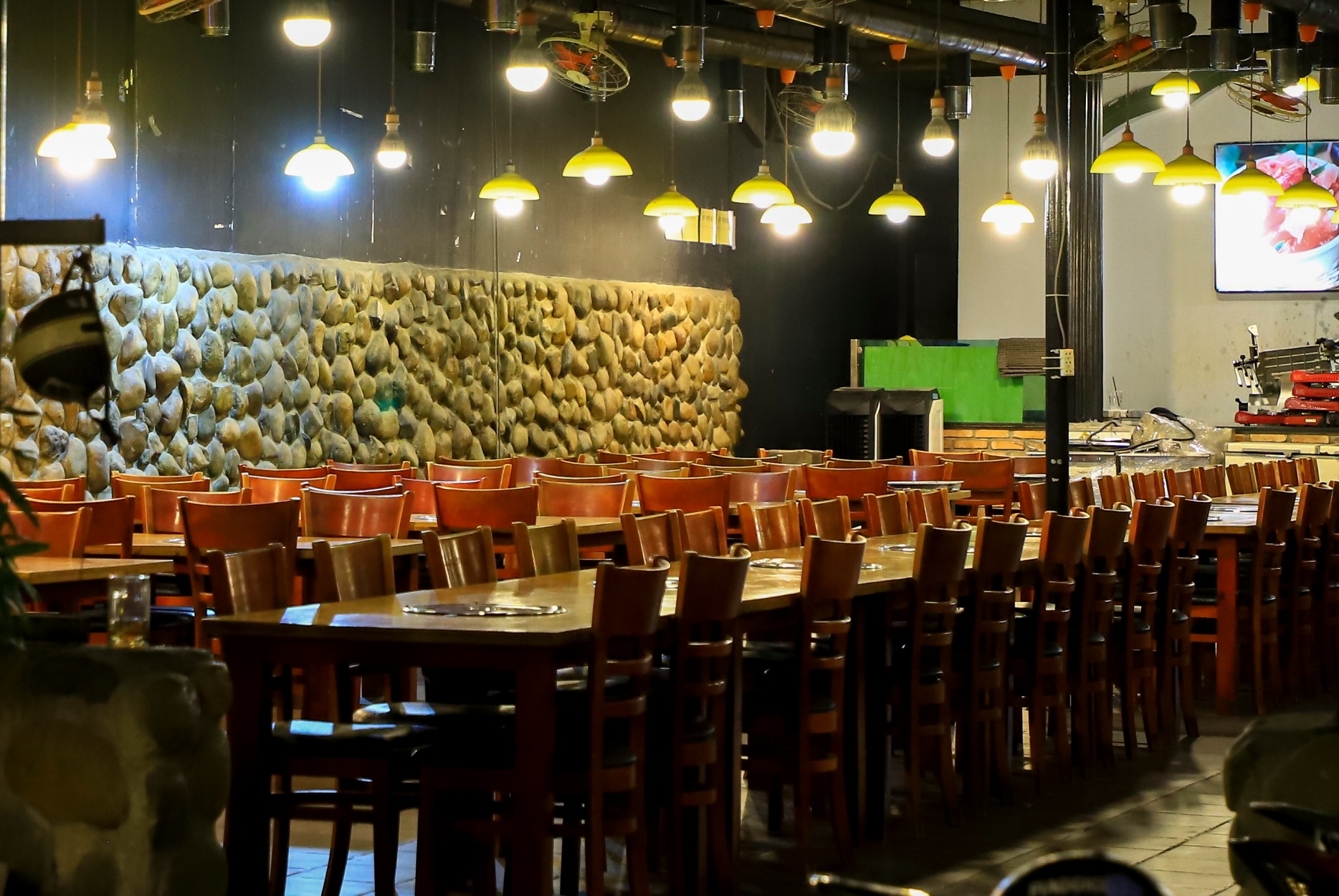 Khu nguoi Han o san bay Tan Son Nhat vang lang vi Covid-19 anh 6