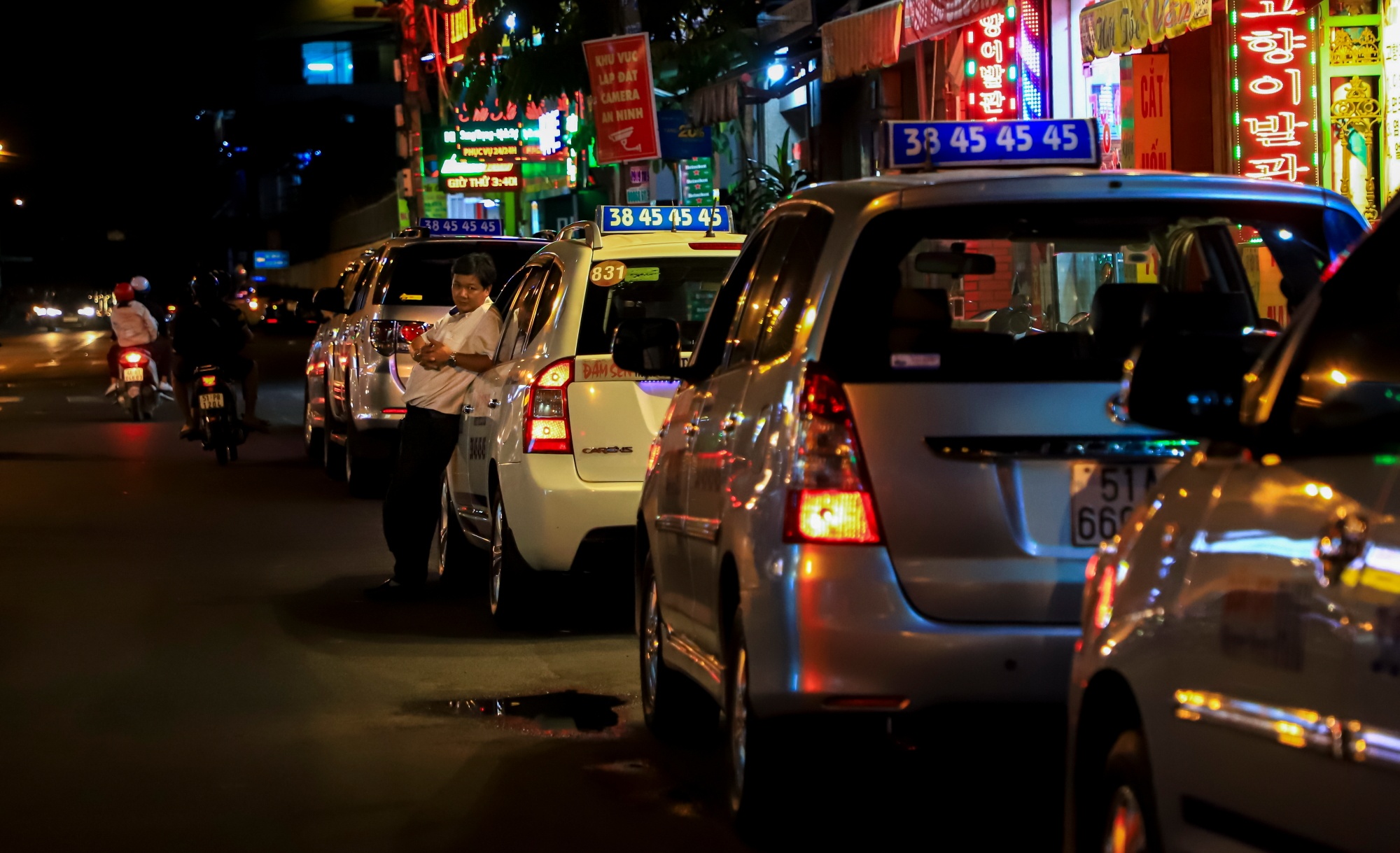 Khu nguoi Han o san bay Tan Son Nhat vang lang vi Covid-19 anh 8