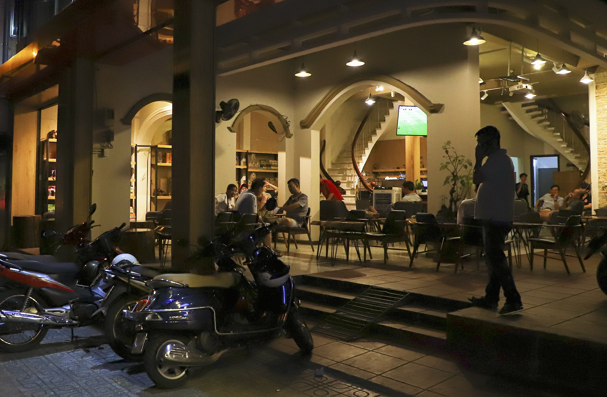 Khu nguoi Han o san bay Tan Son Nhat vang lang vi Covid-19 anh 5