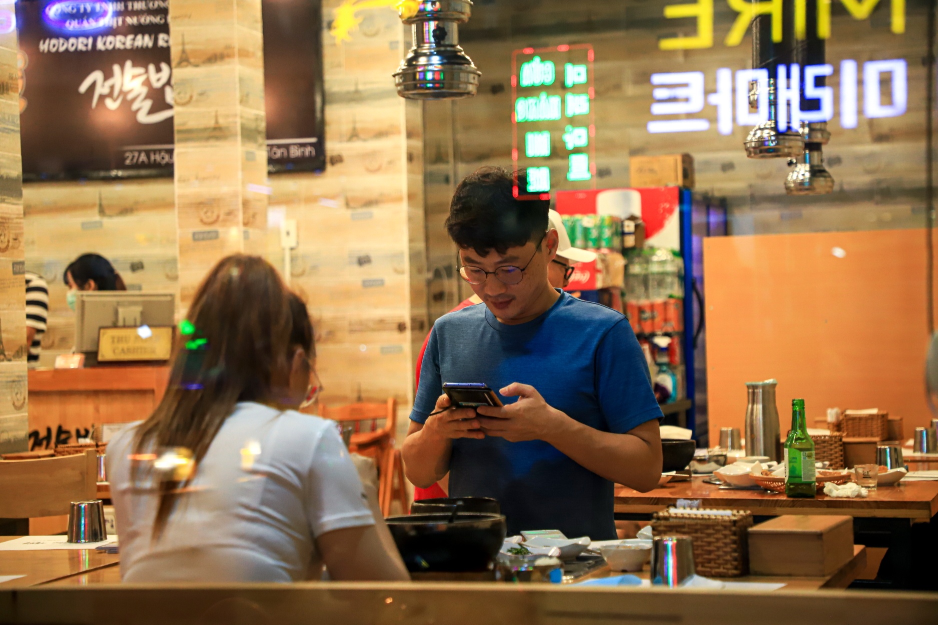 Khu nguoi Han o san bay Tan Son Nhat vang lang vi Covid-19 anh 4