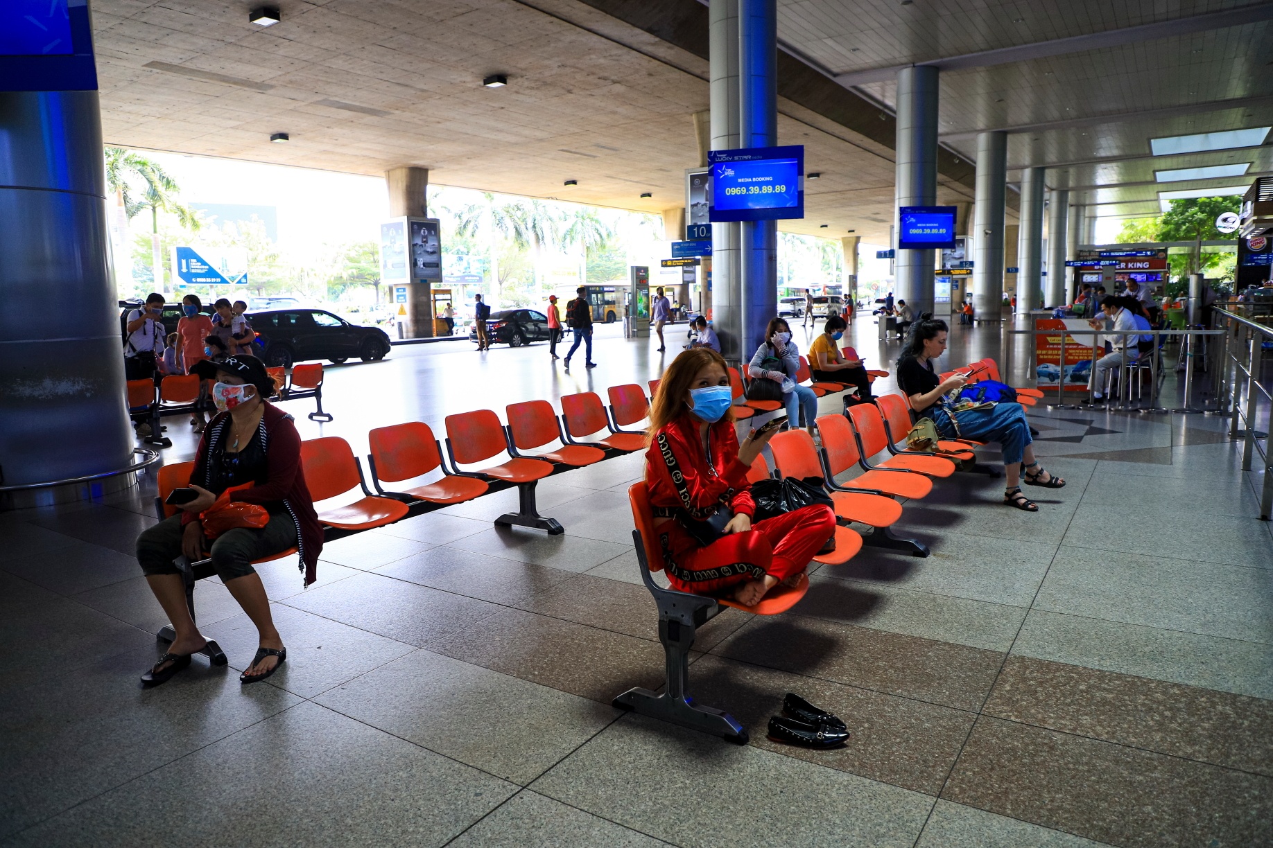 San bay Tan Son Nhat  vang hoe do dich Covid-19 tai phat tro lai anh 10