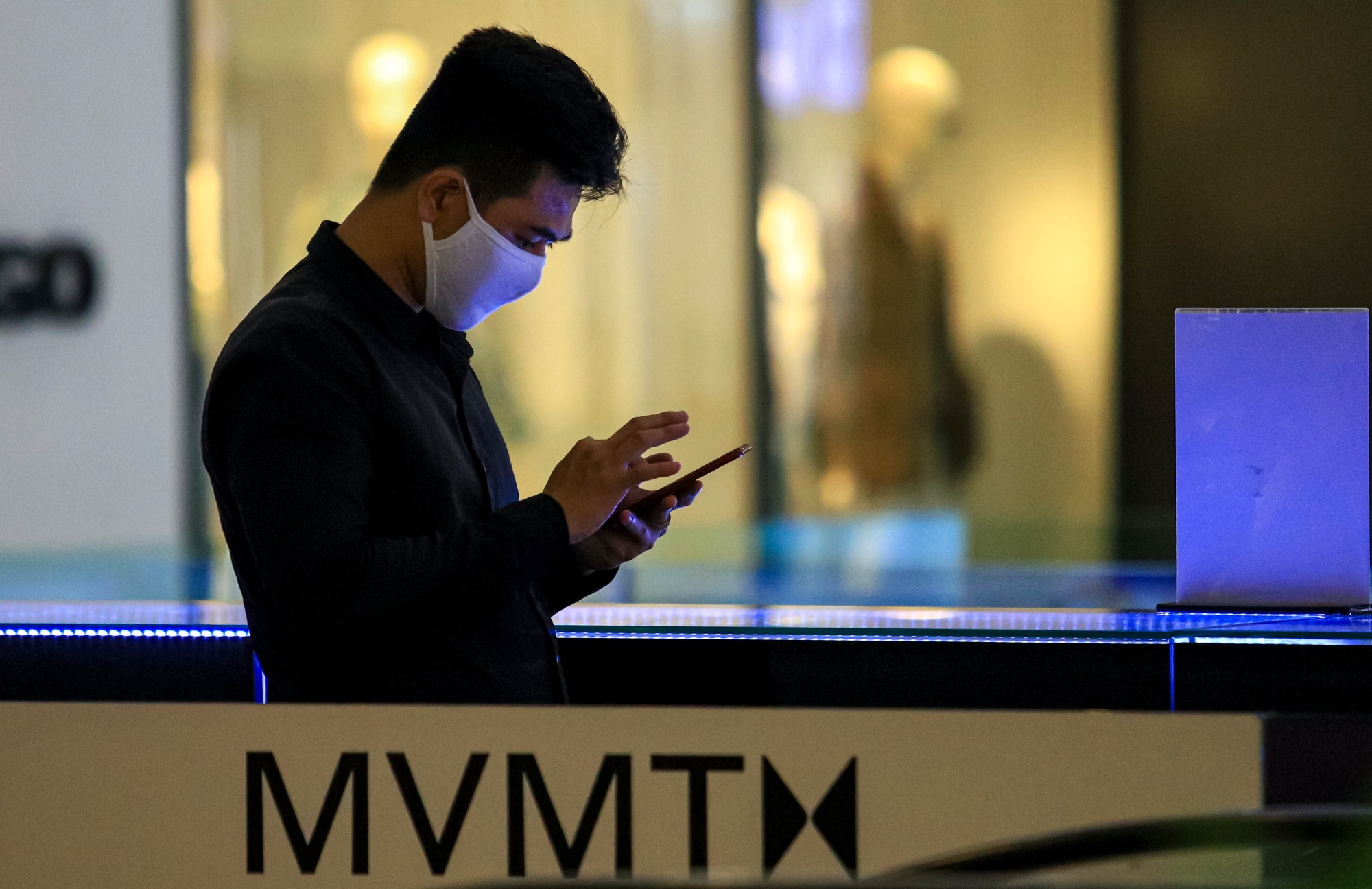 Trung tam thuong mai vang ve anh 8