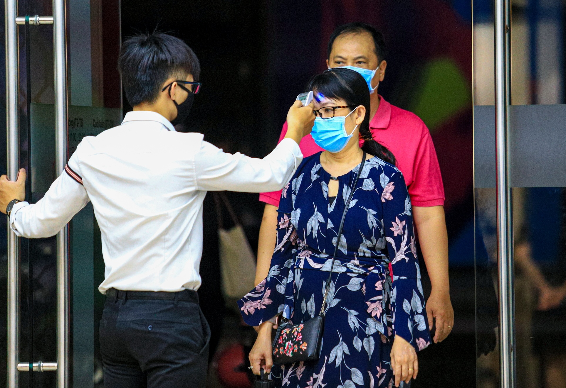 Trung tam thuong mai vang ve anh 2