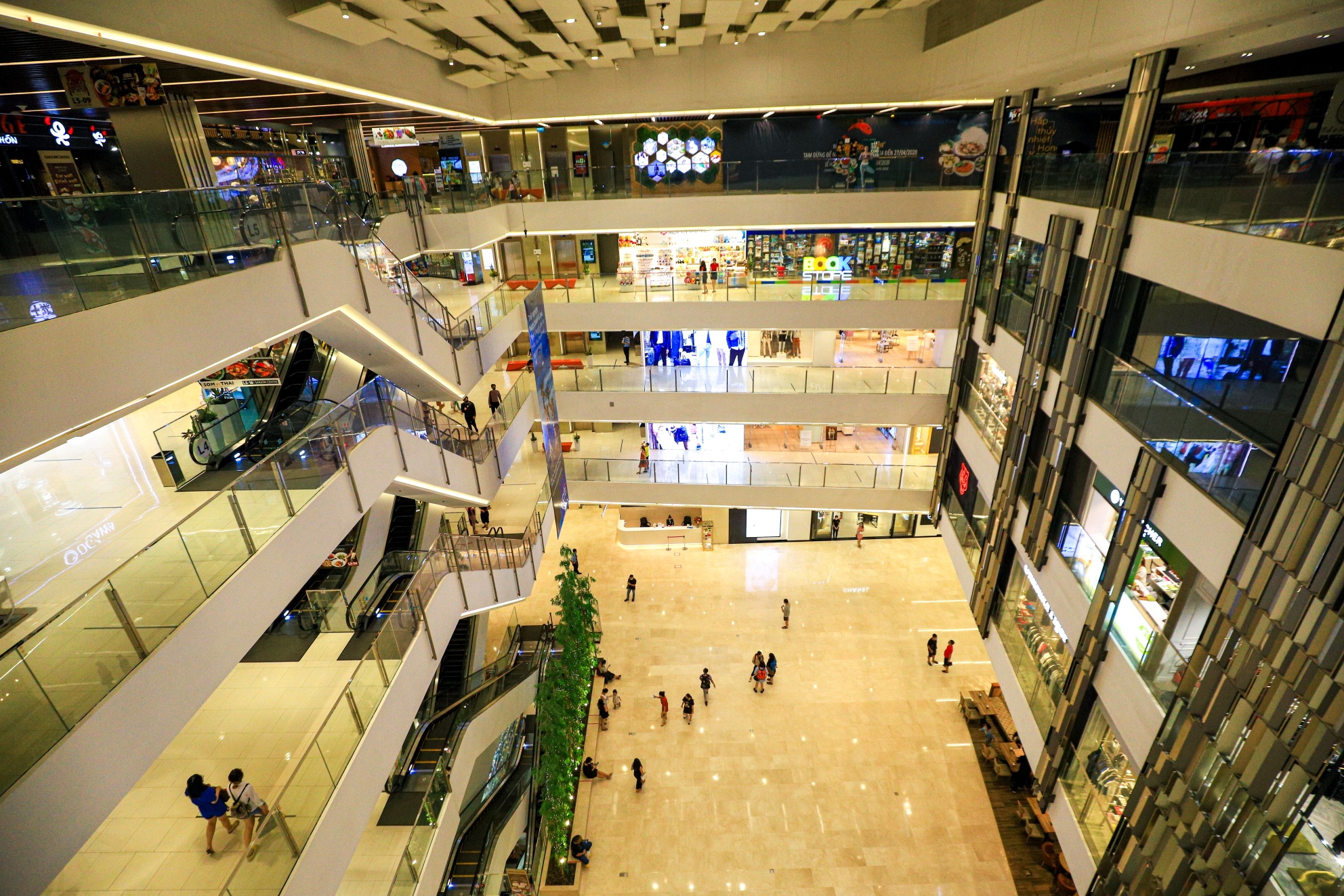 Trung tam thuong mai vang ve anh 9
