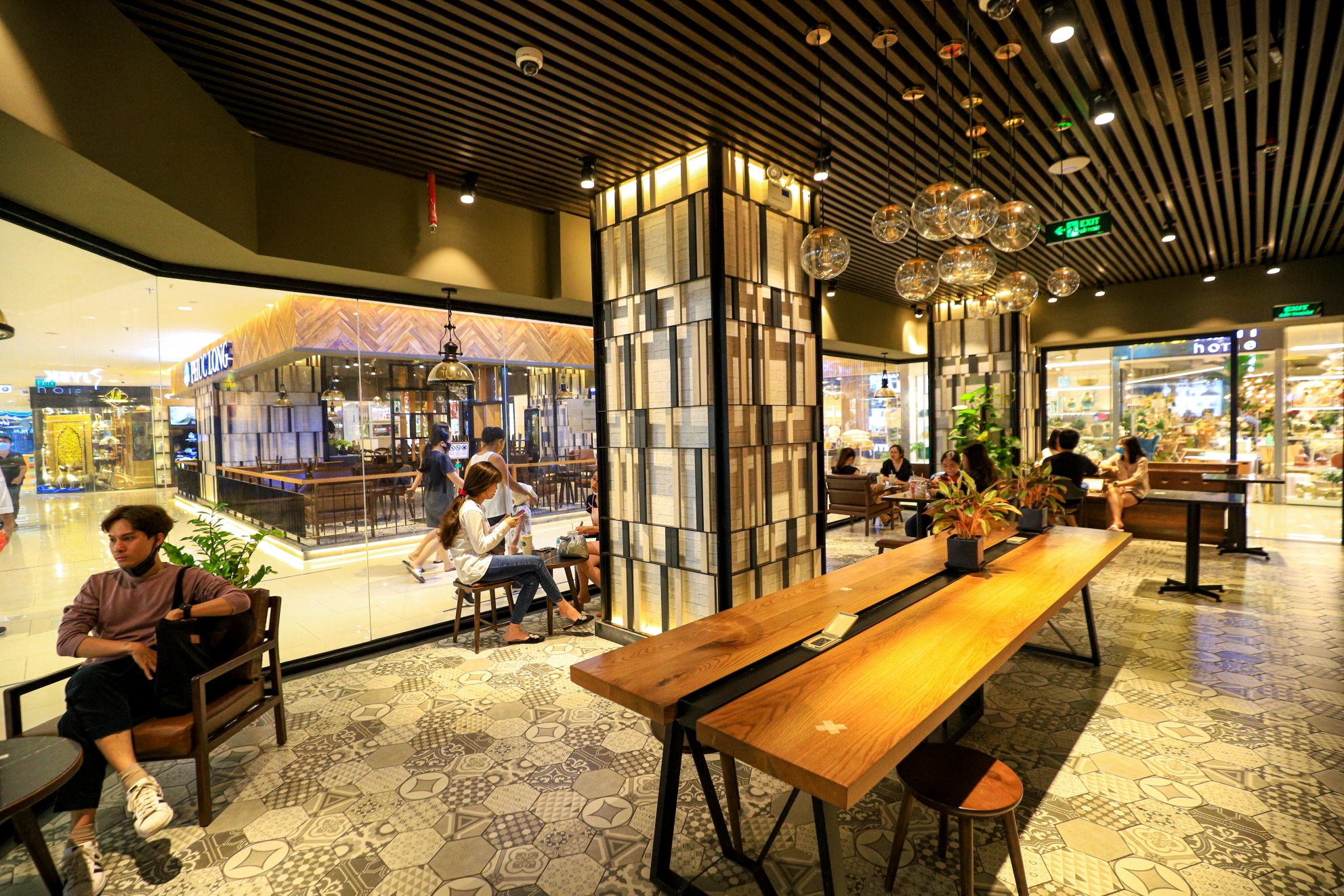 Trung tam thuong mai vang ve anh 10