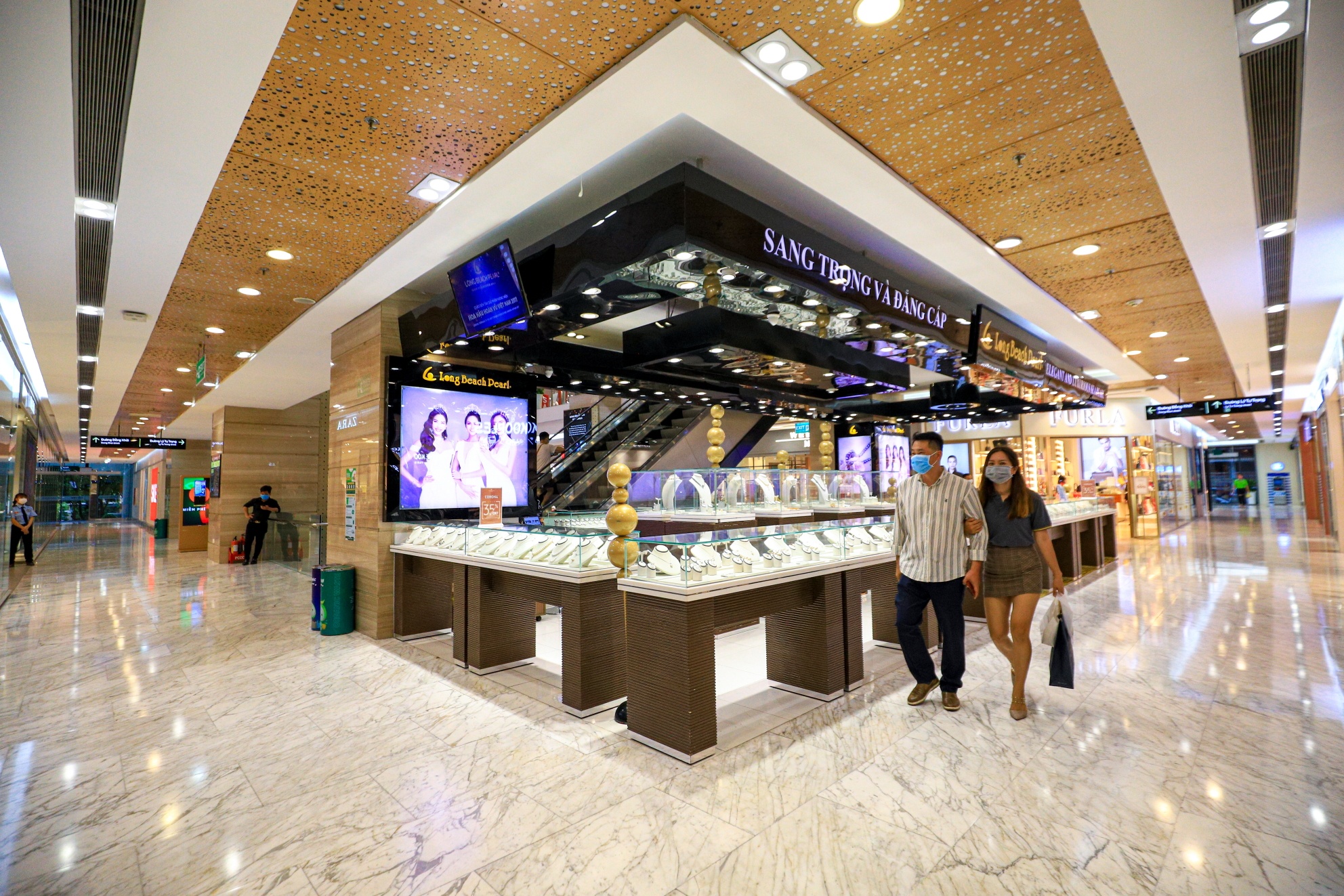 Trung tam thuong mai vang ve anh 3