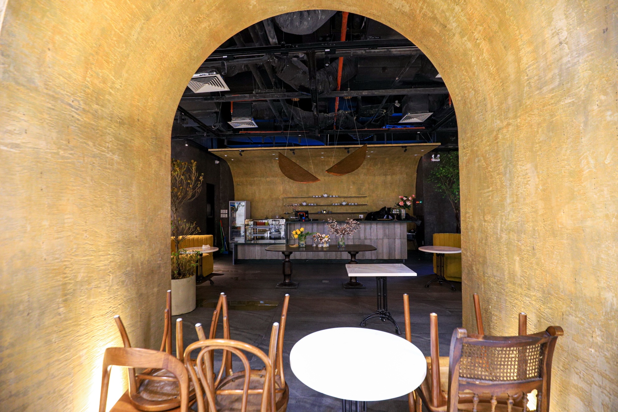 Trung tam thuong mai vang ve anh 4