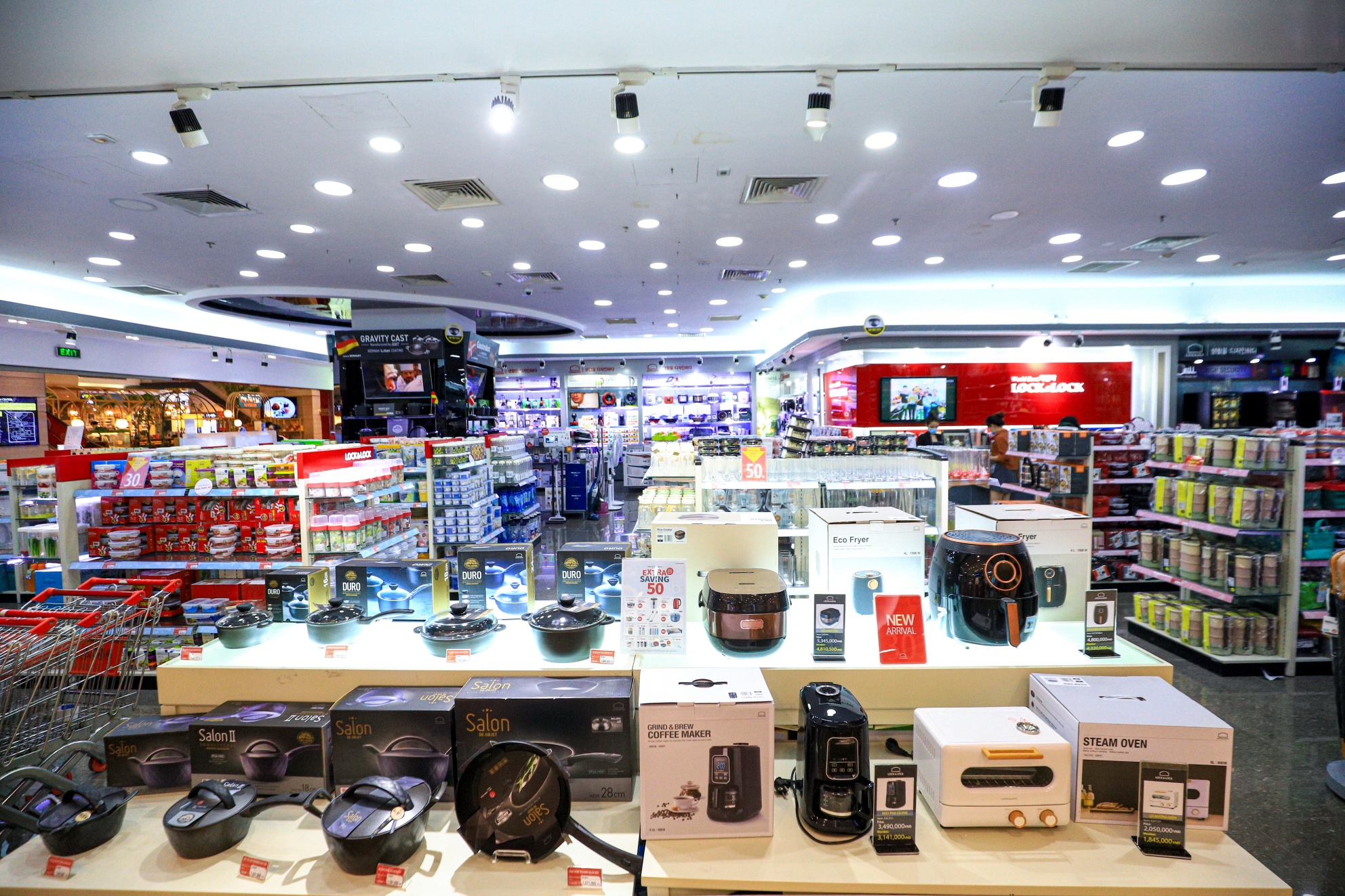 Trung tam thuong mai vang ve anh 6