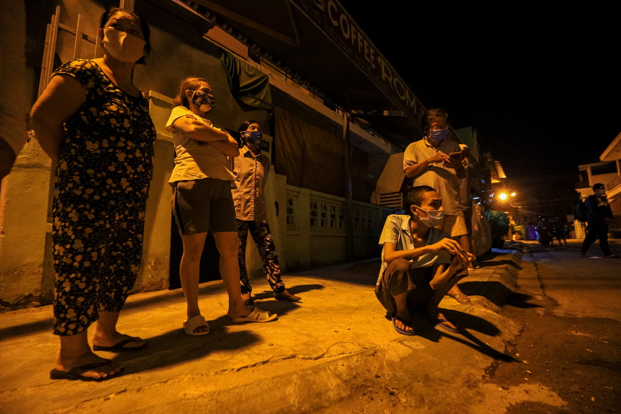 Cach ly 2 tuyen pho o Phan Thiet ngay trong dem de phong dich Covid-19 anh 4