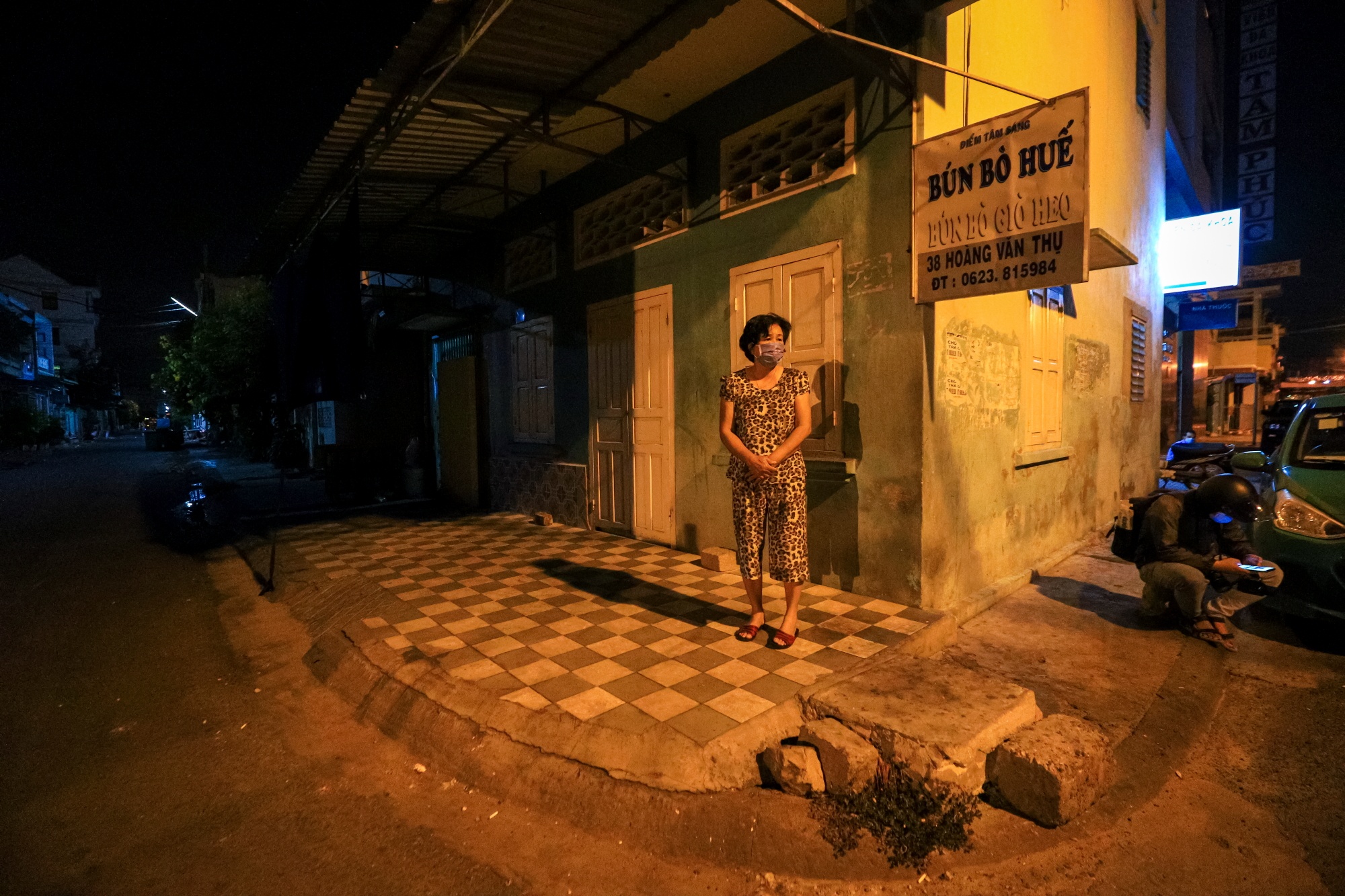 Cach ly 2 tuyen pho o Phan Thiet ngay trong dem de phong dich Covid-19 anh 7