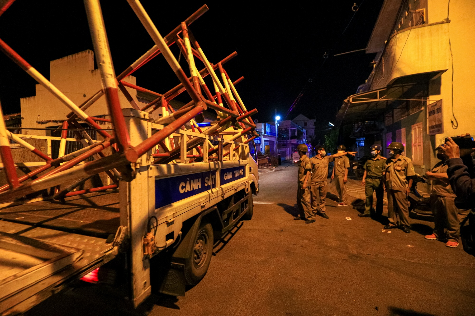 Cach ly 2 tuyen pho o Phan Thiet ngay trong dem de phong dich Covid-19 anh 1