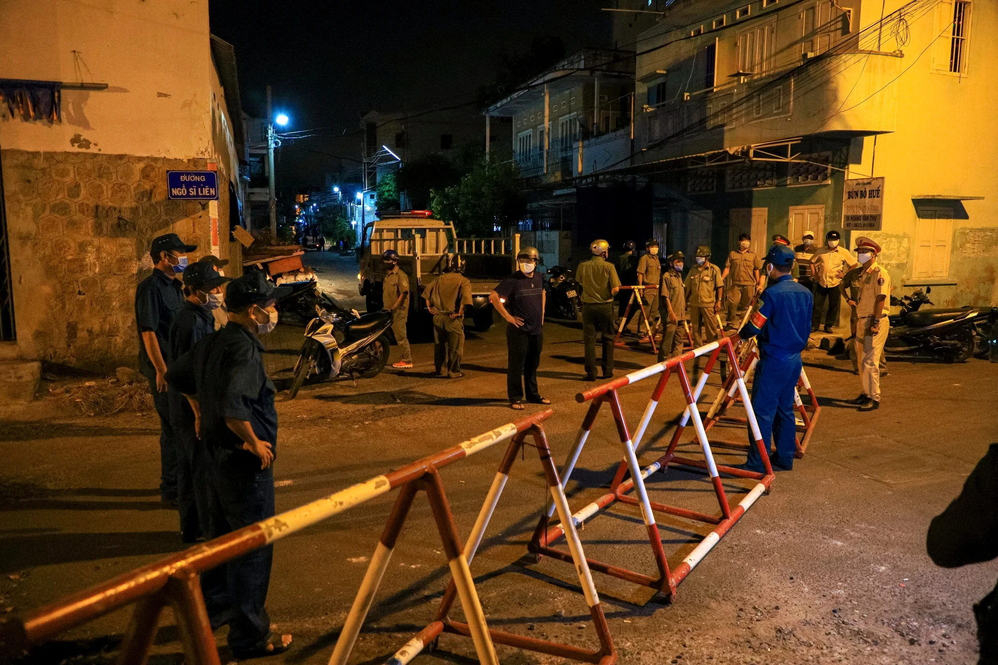 Cach ly 2 tuyen pho o Phan Thiet ngay trong dem de phong dich Covid-19 anh 3