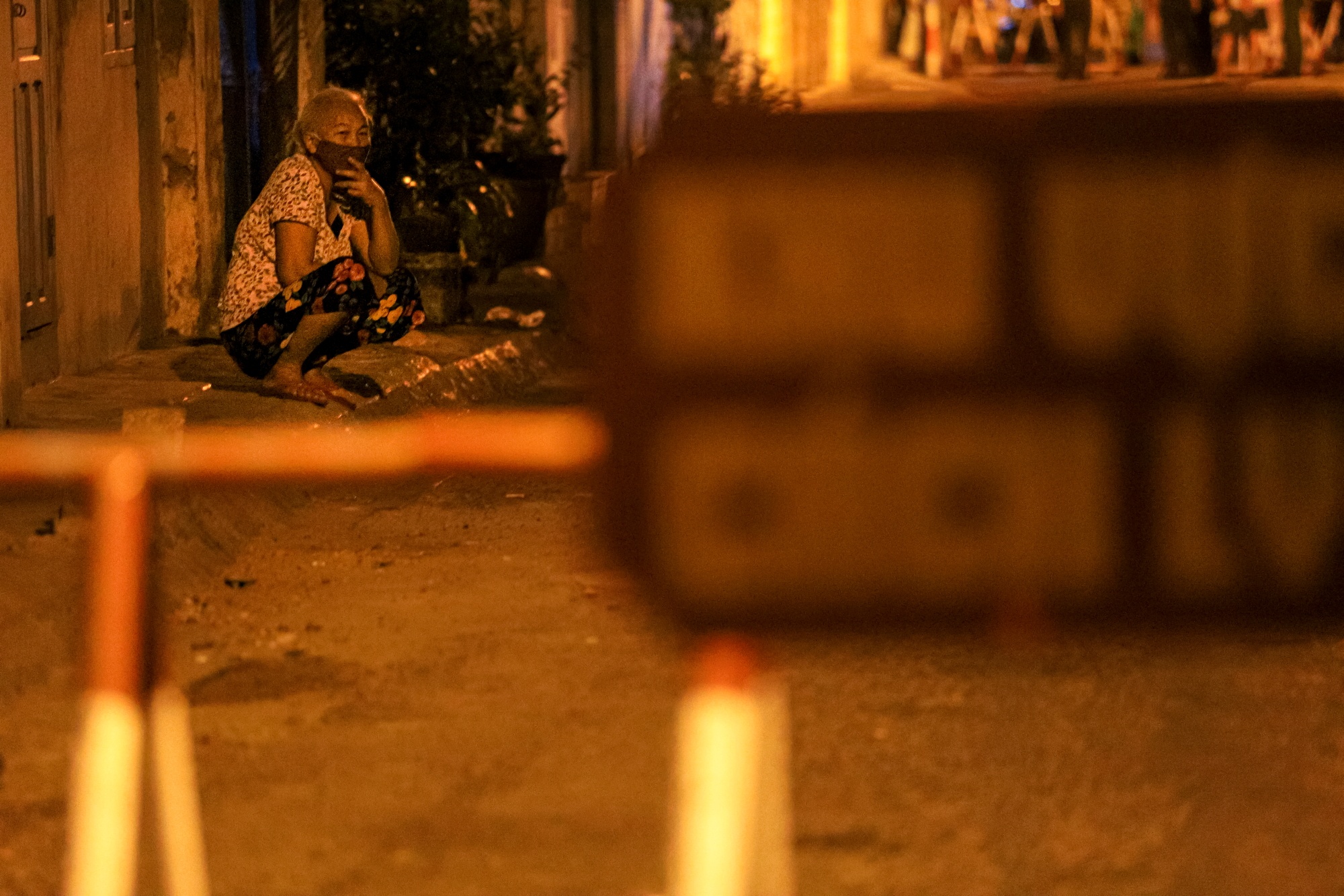 Cach ly 2 tuyen pho o Phan Thiet ngay trong dem de phong dich Covid-19 anh 5