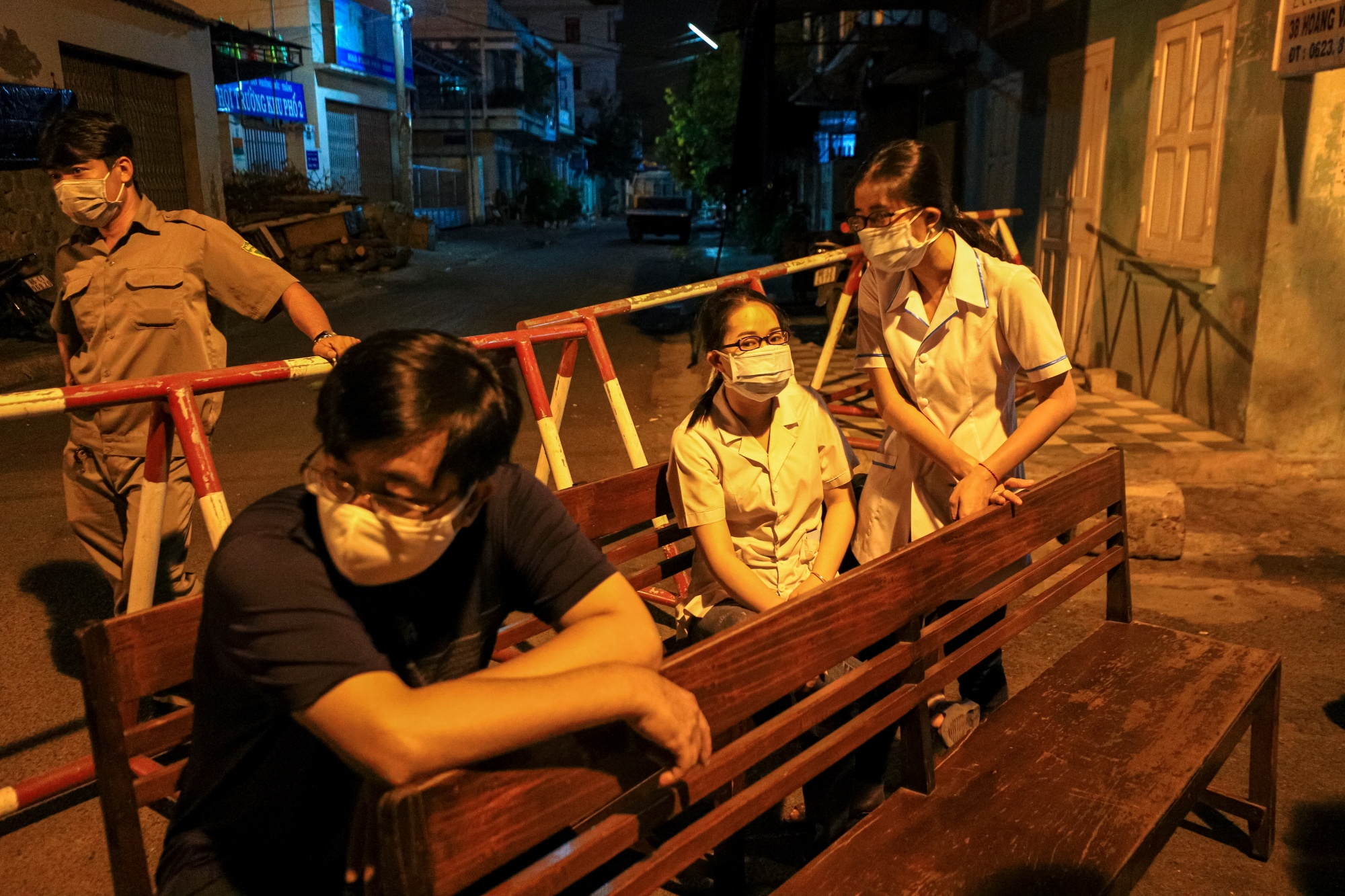 Cach ly 2 tuyen pho o Phan Thiet ngay trong dem de phong dich Covid-19 anh 9