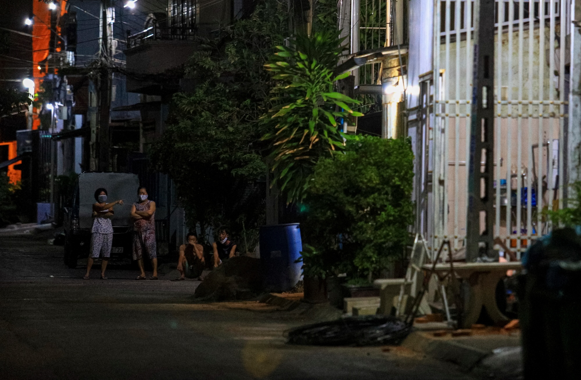 Cach ly 2 tuyen pho o Phan Thiet ngay trong dem de phong dich Covid-19 anh 6