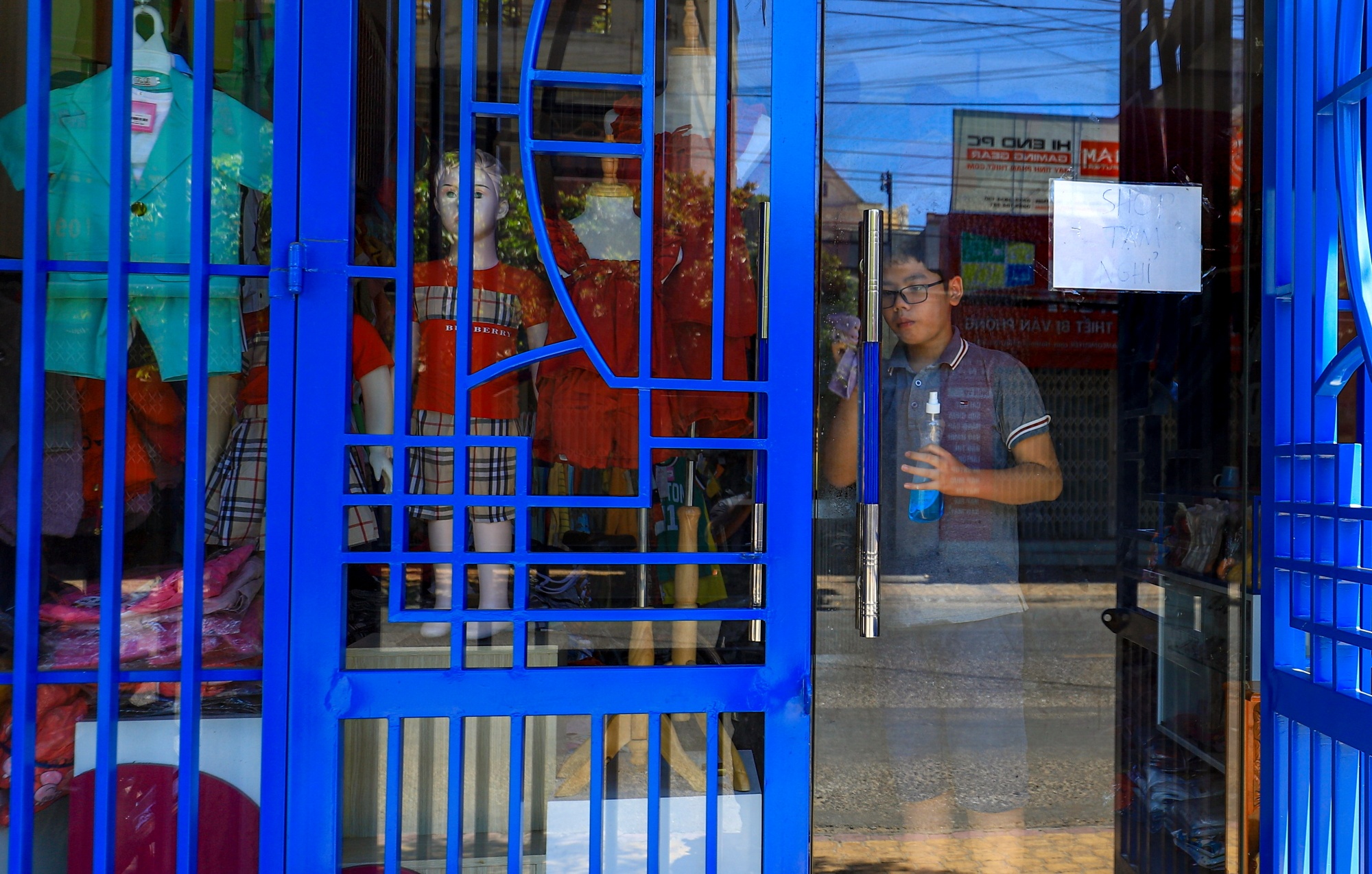 Hang quan dong cua hang loat tai trung tam thanh pho Phan Thiet anh 10