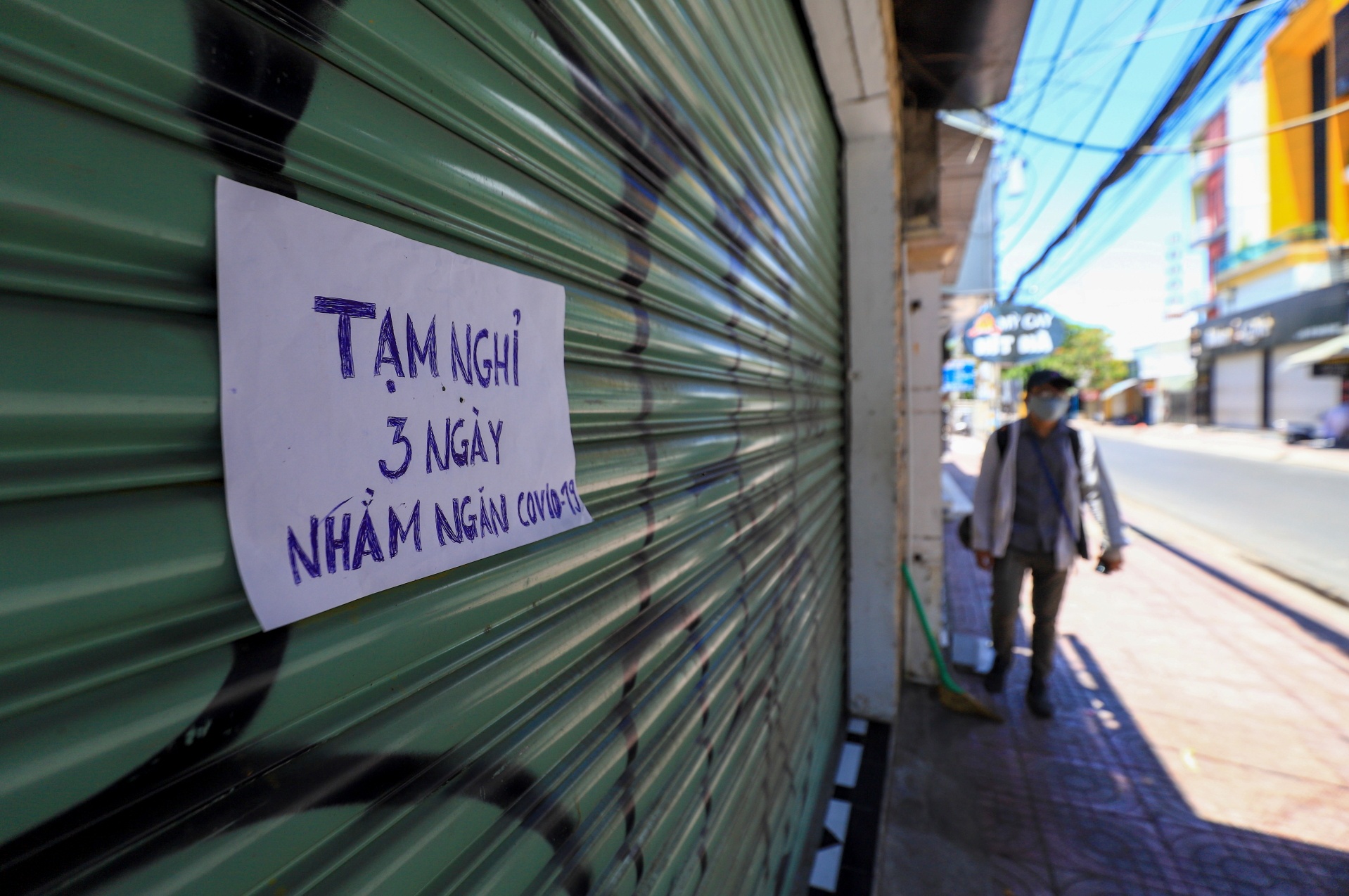 Hang quan dong cua hang loat tai trung tam thanh pho Phan Thiet anh 2