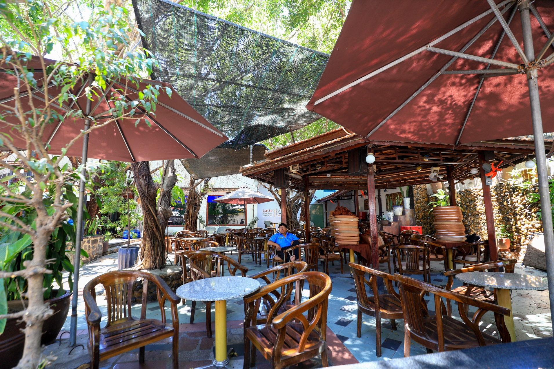 Hang quan dong cua hang loat tai trung tam thanh pho Phan Thiet anh 7