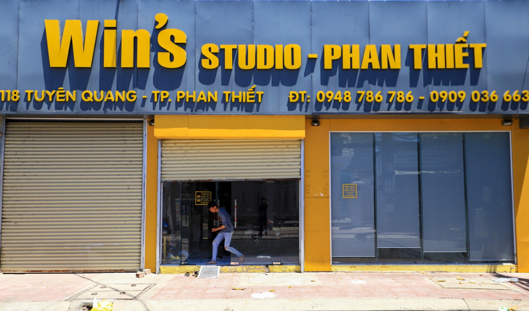 Hang quan dong cua hang loat tai trung tam thanh pho Phan Thiet anh 4