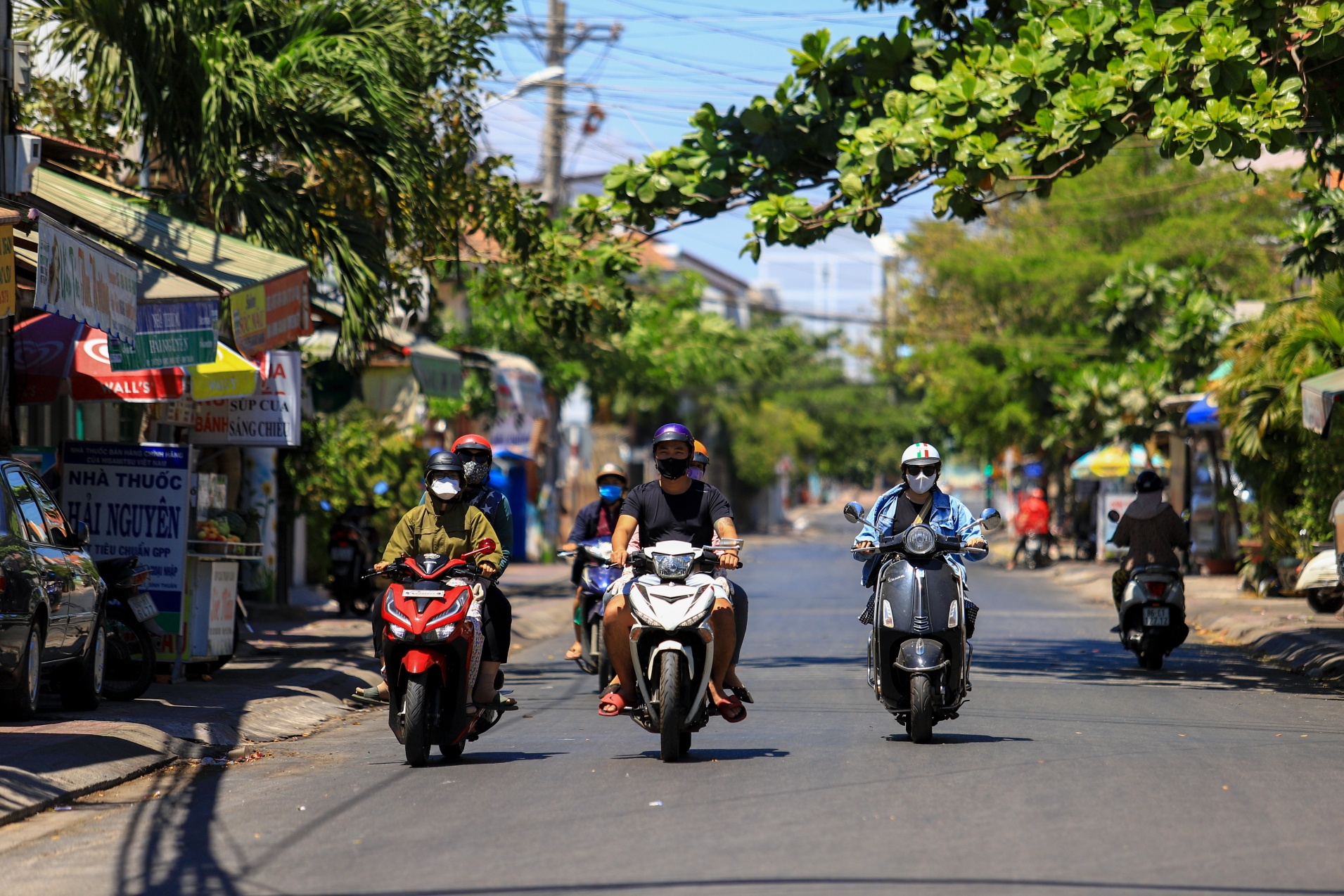 Hang quan dong cua hang loat tai trung tam thanh pho Phan Thiet anh 12