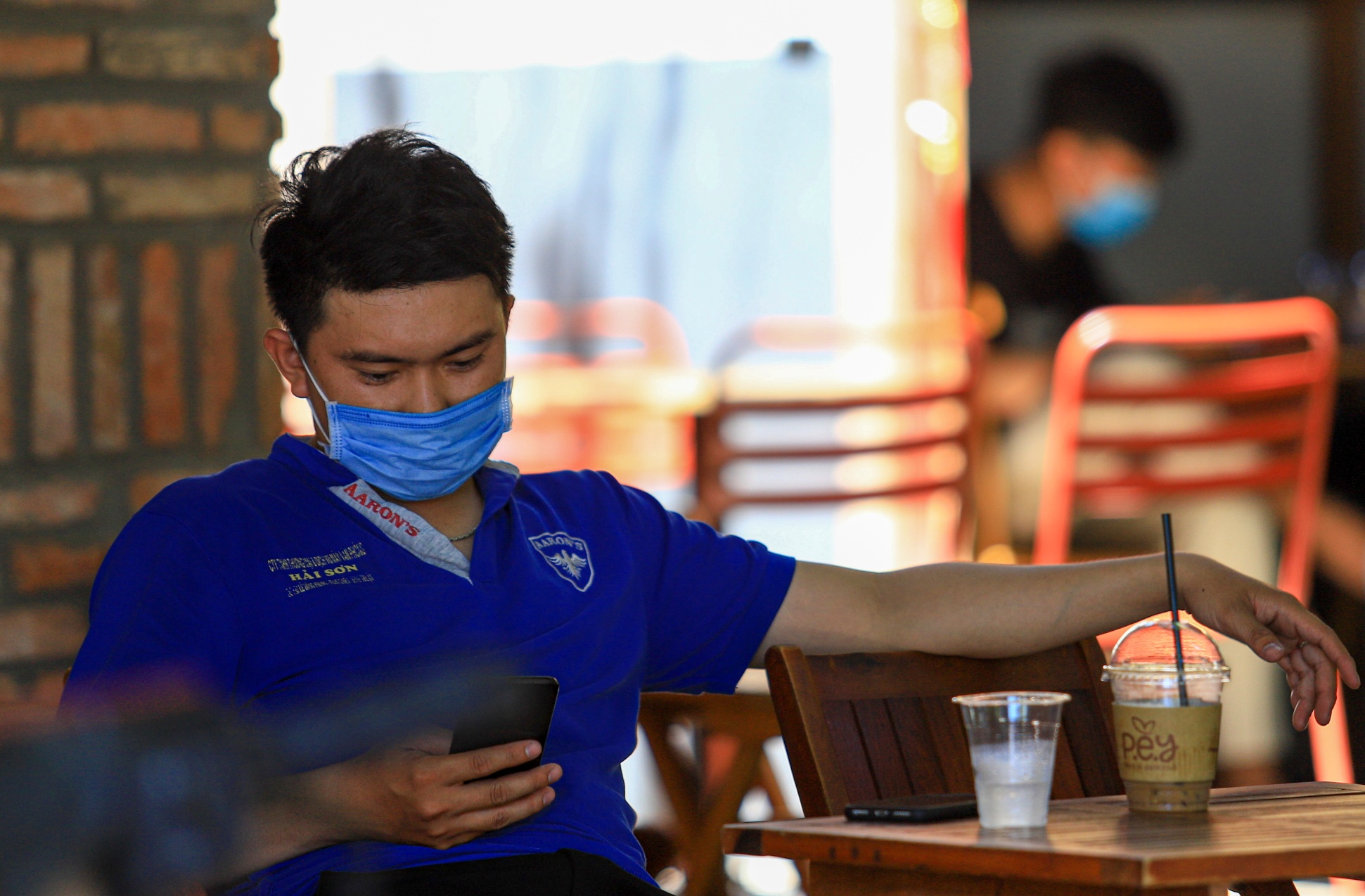 Hang quan dong cua hang loat tai trung tam thanh pho Phan Thiet anh 8